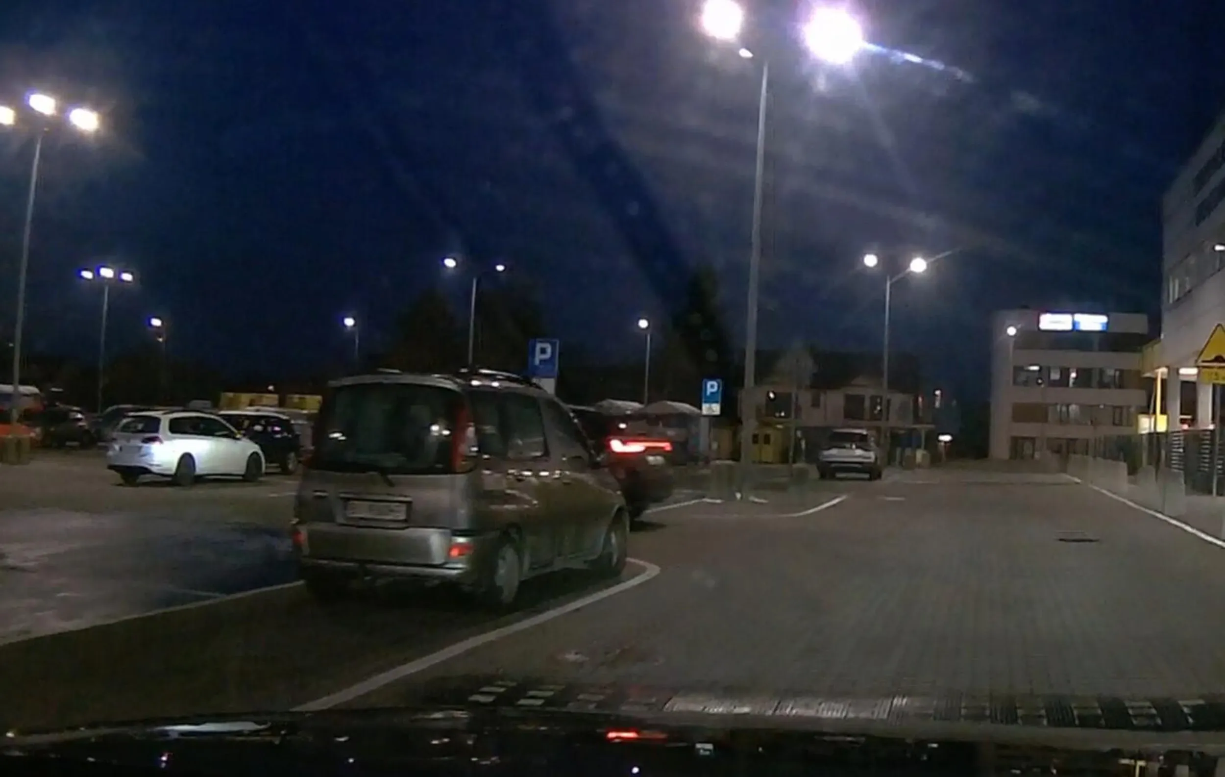 gamoń ma pustą połowę parkingu pod Castoramą, ale dupy się nie chce ruszyć i parkuje przy samym wejściu, na obszarze wyłączonym z ruchu
