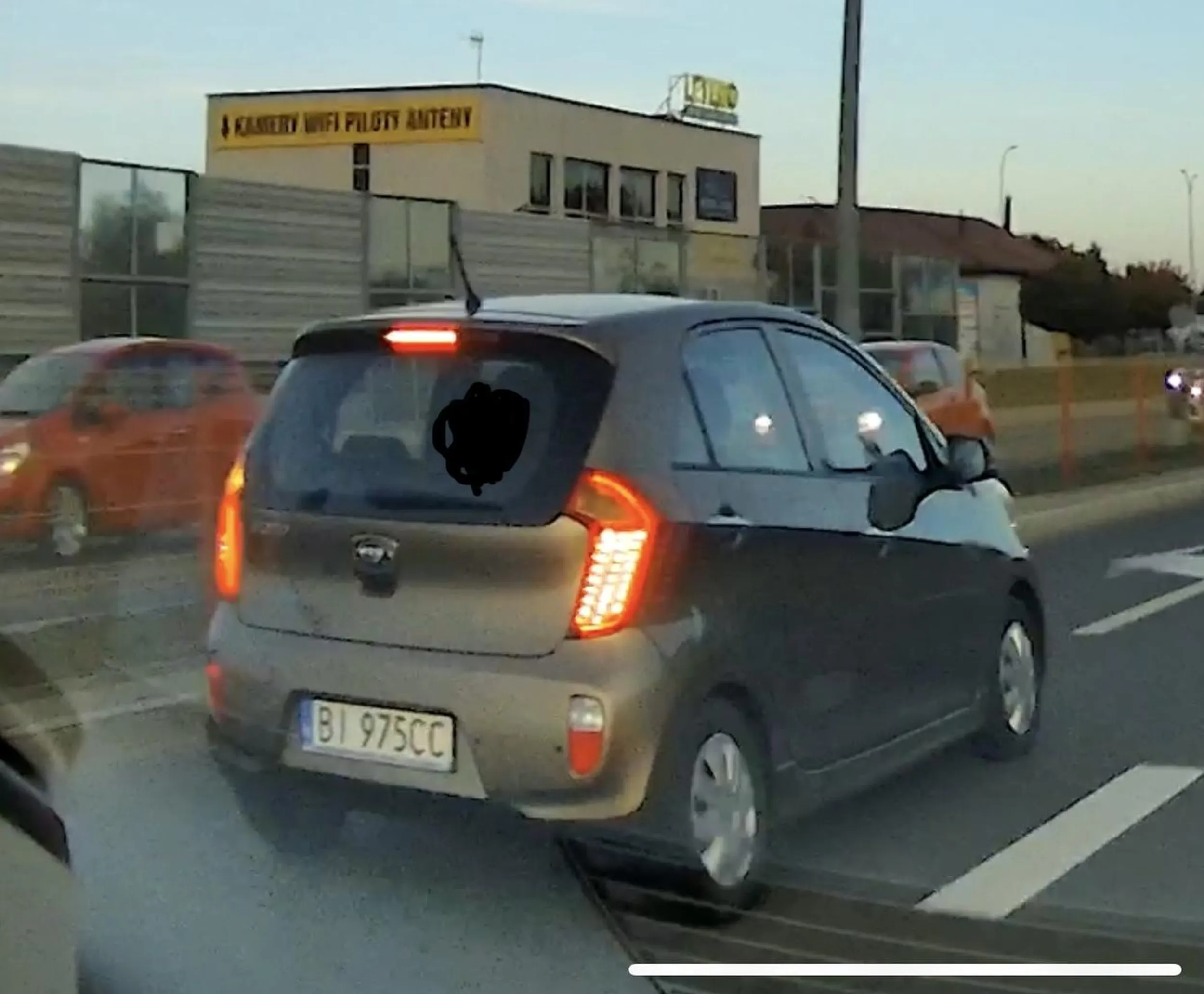 Dziewczynki nie patrzą w lusterka, gdy zmieniają pas ruchu. Po zajechaniu drogi odwdzięczają się środkowym palcem, a nie przeprosinami. Karma wróci :)