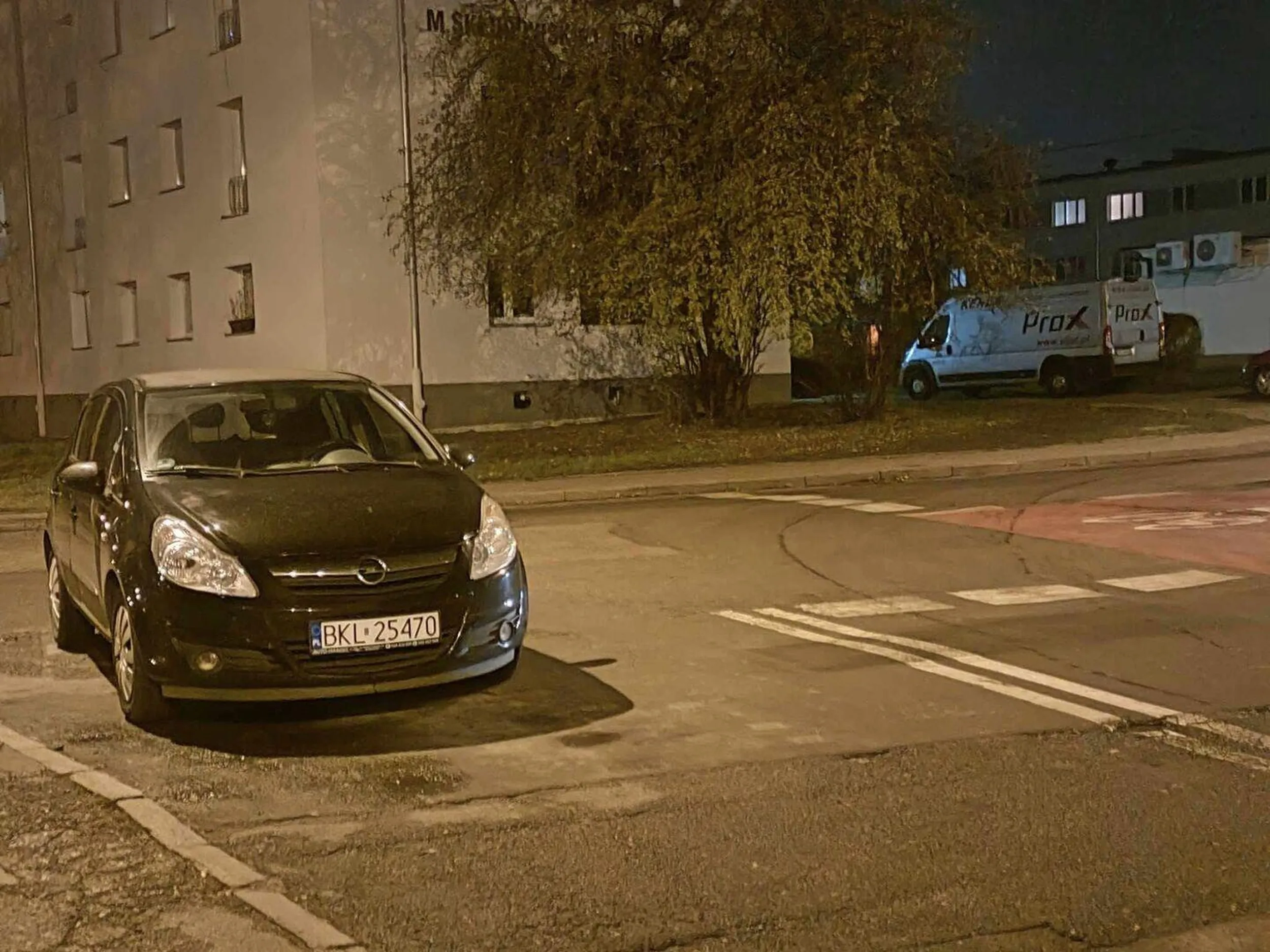 Stoję sobie na parkingu.