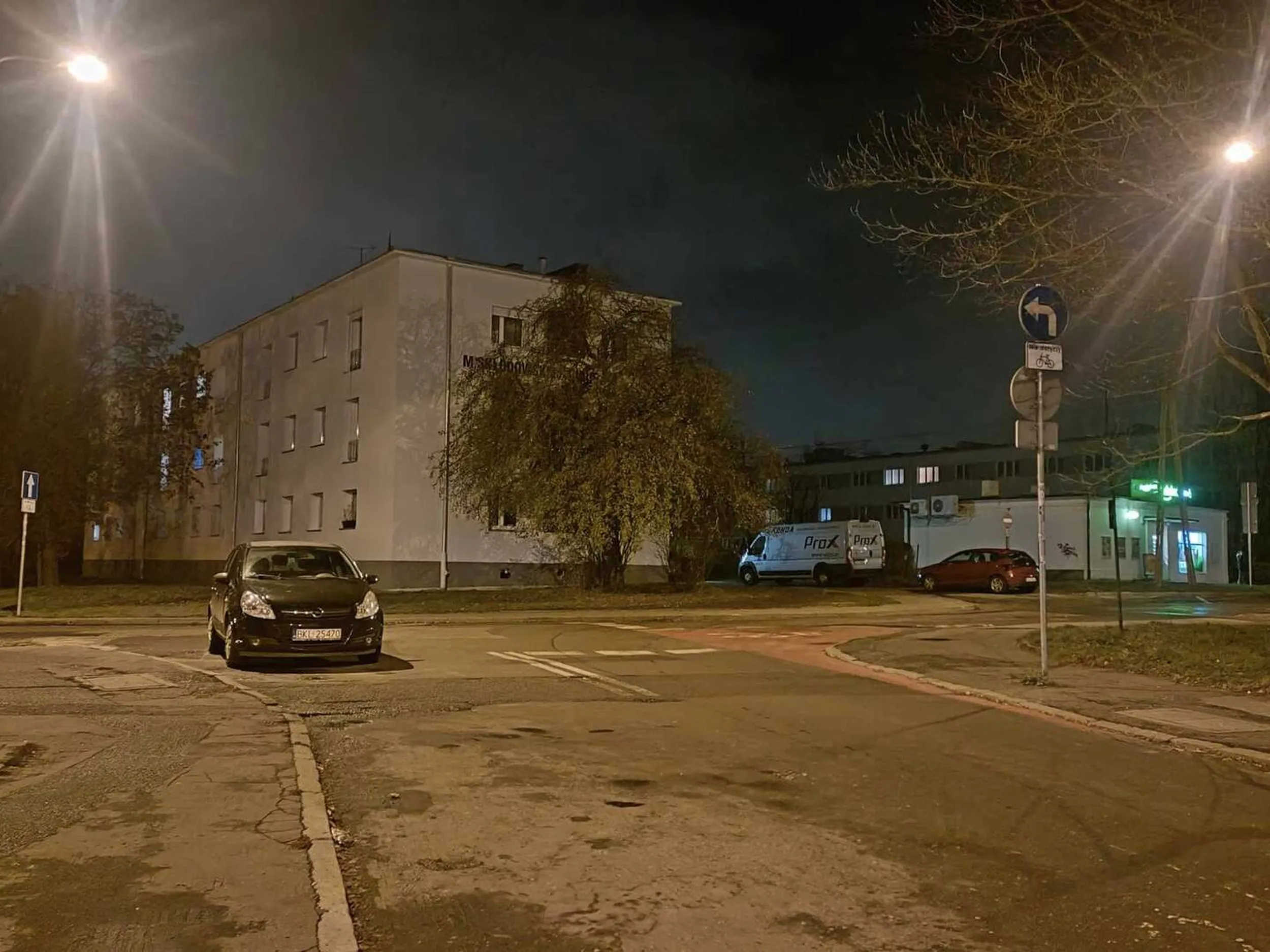 Stoję sobie na parkingu.