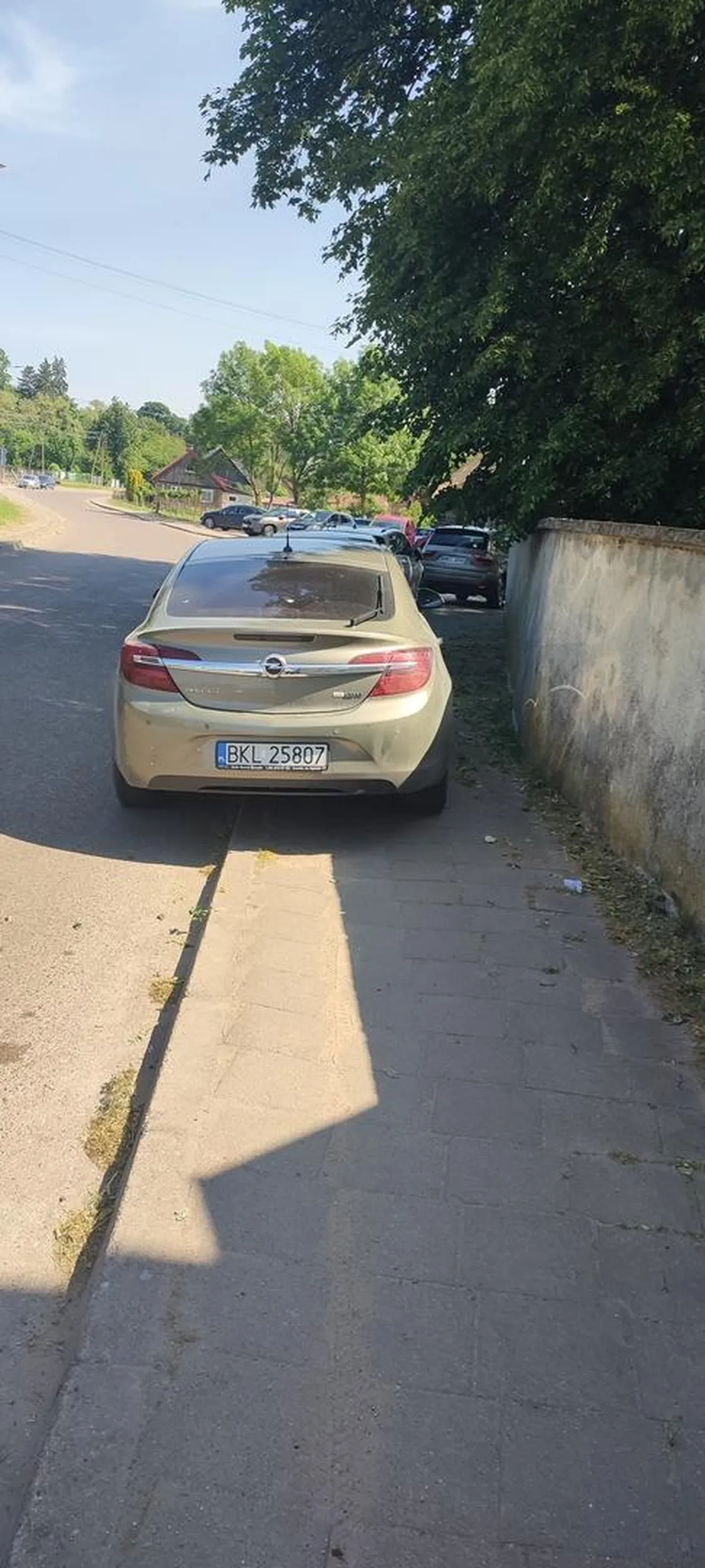 Kierowczyni na mszy,a Jezusek pilnuje samochodu.