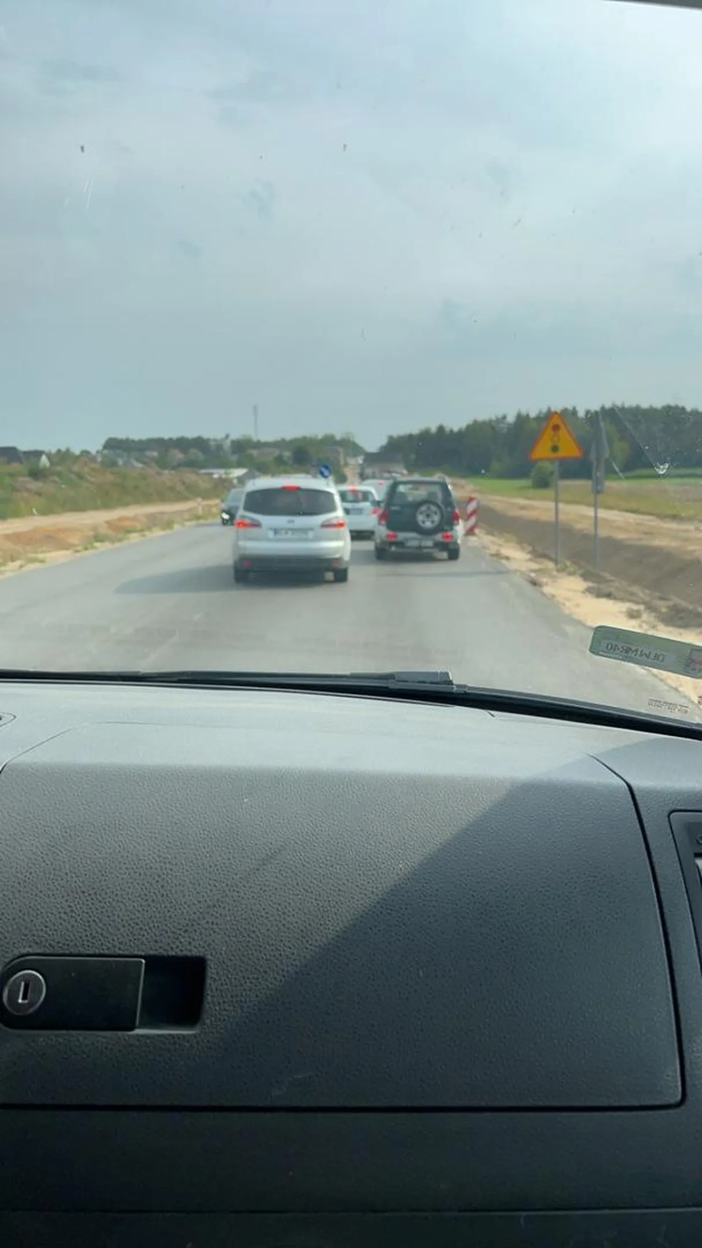 Może połóż się na tej drodze?