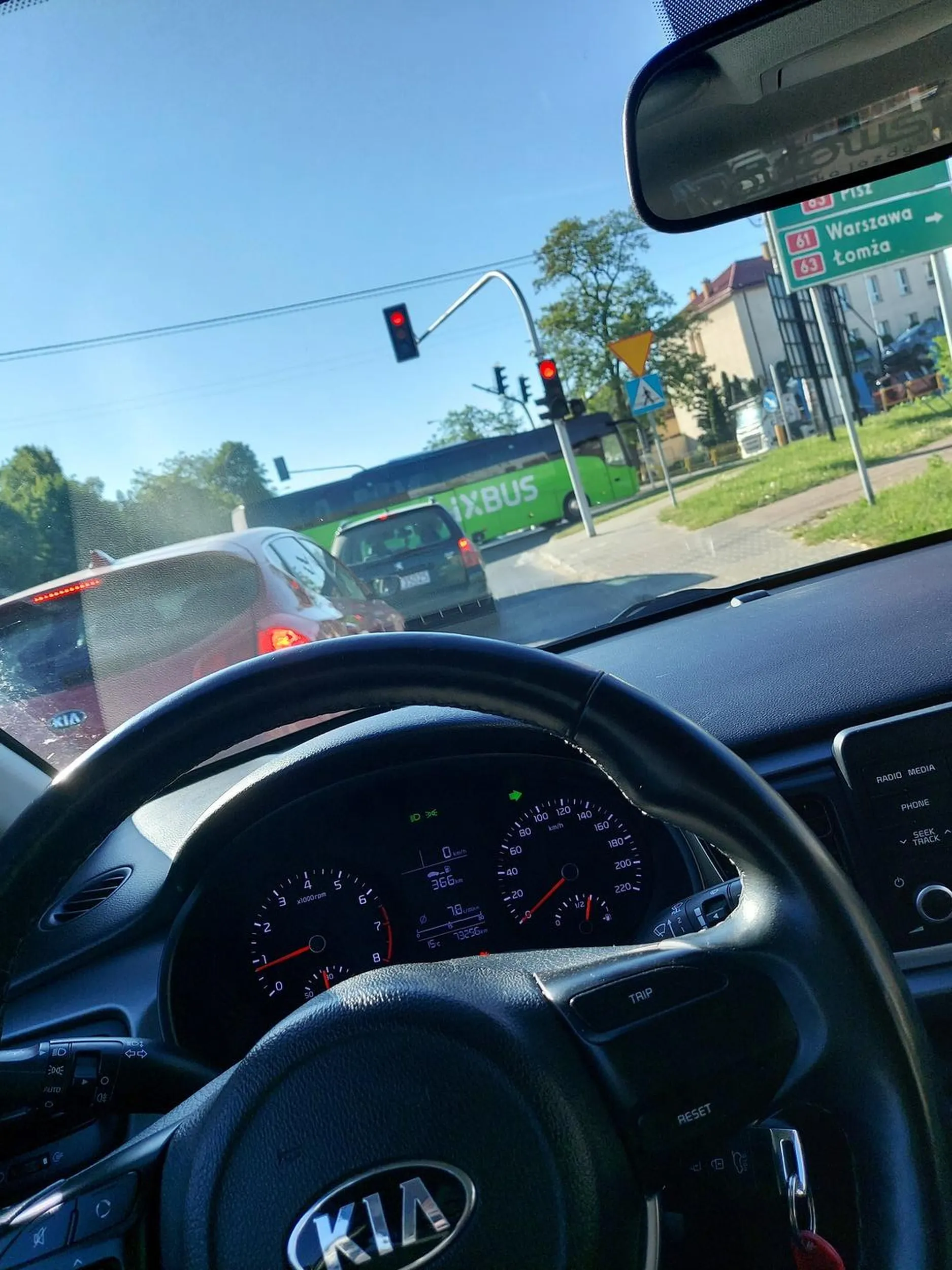 Nie jesteś sam. Naucz się jeździć a nie blokujesz do skrętu w prawo !!!