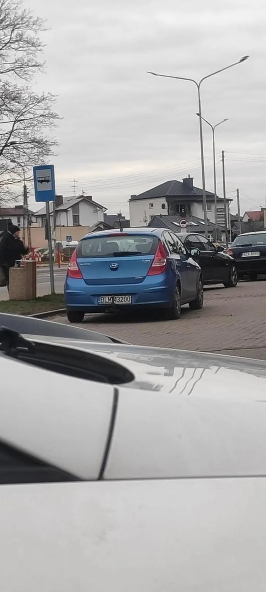 Kierowca zostawił samochód na środku drogi i poszedł.