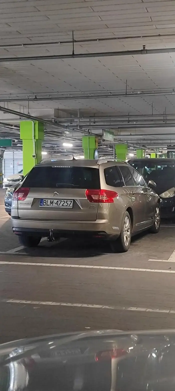Czy aż tak trudno jest prosto zaparkować??? Jeszcze kierowca wychodził i sprawdzał czy stoi aby napewno dobrze ale widzę że dzisiaj chyba okularów zapomniała