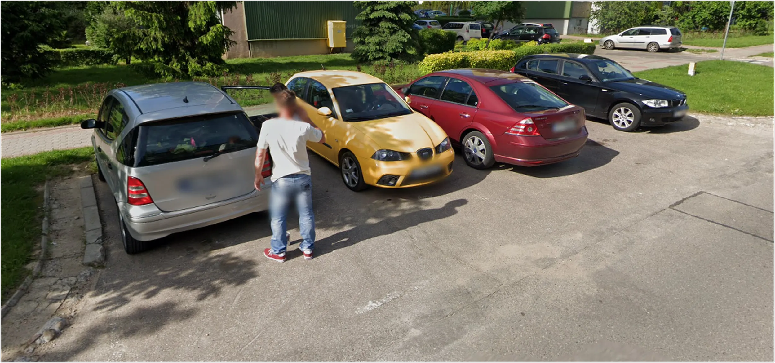 Cham z malucha czerwonego, myśli że cały parking na ul. Porucznika łagody (załączam zdjęcie) do niego należy i grozi że jak ktoś tam samochód postawi to będzie zniszczony. ham i prostak normalnie.