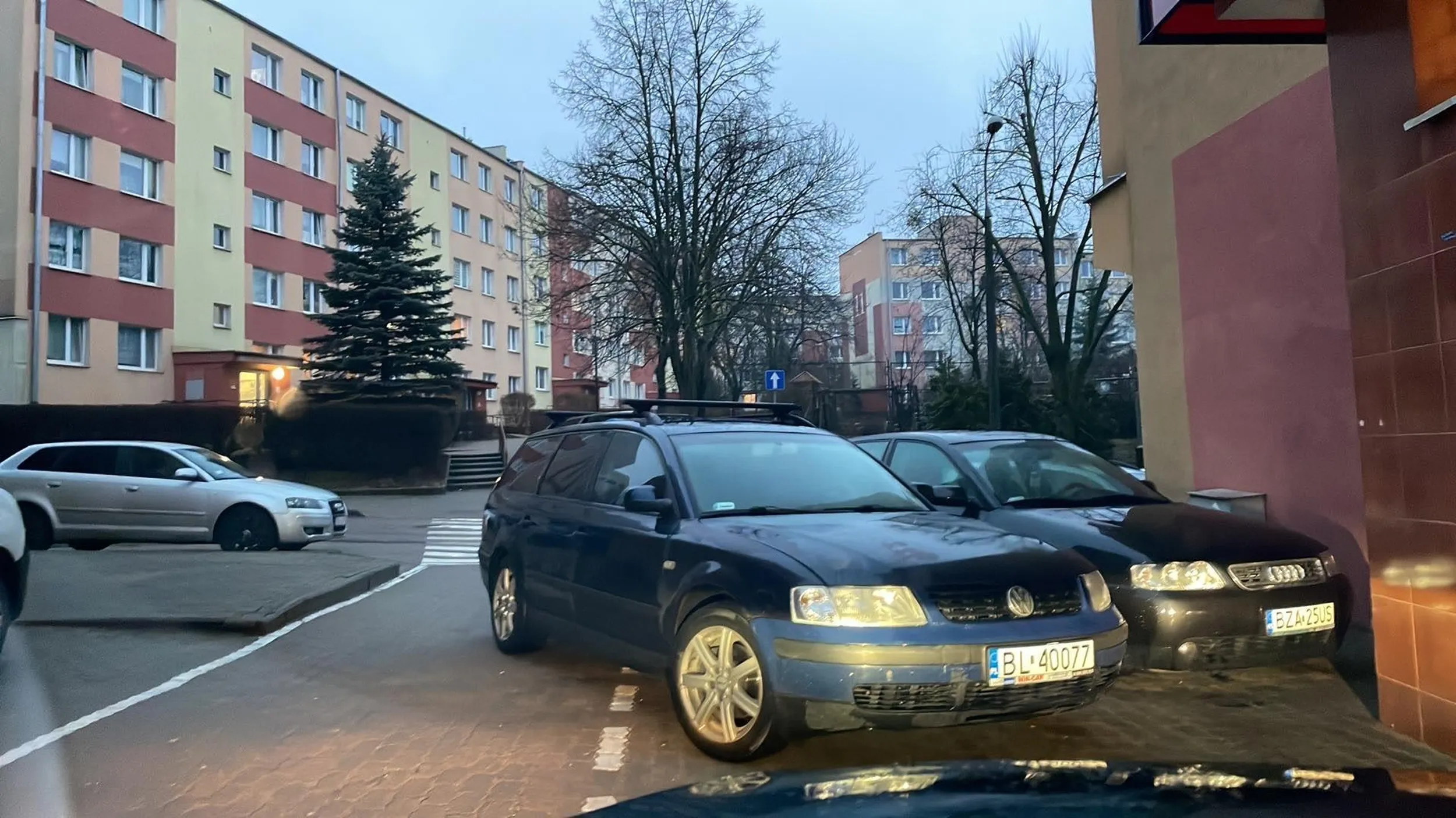 Naucz się ciulu parkować między są trzy miejsca to są trzy pojazdy a nie blokujesz wyjazd po lewej są wielkie krawezniki