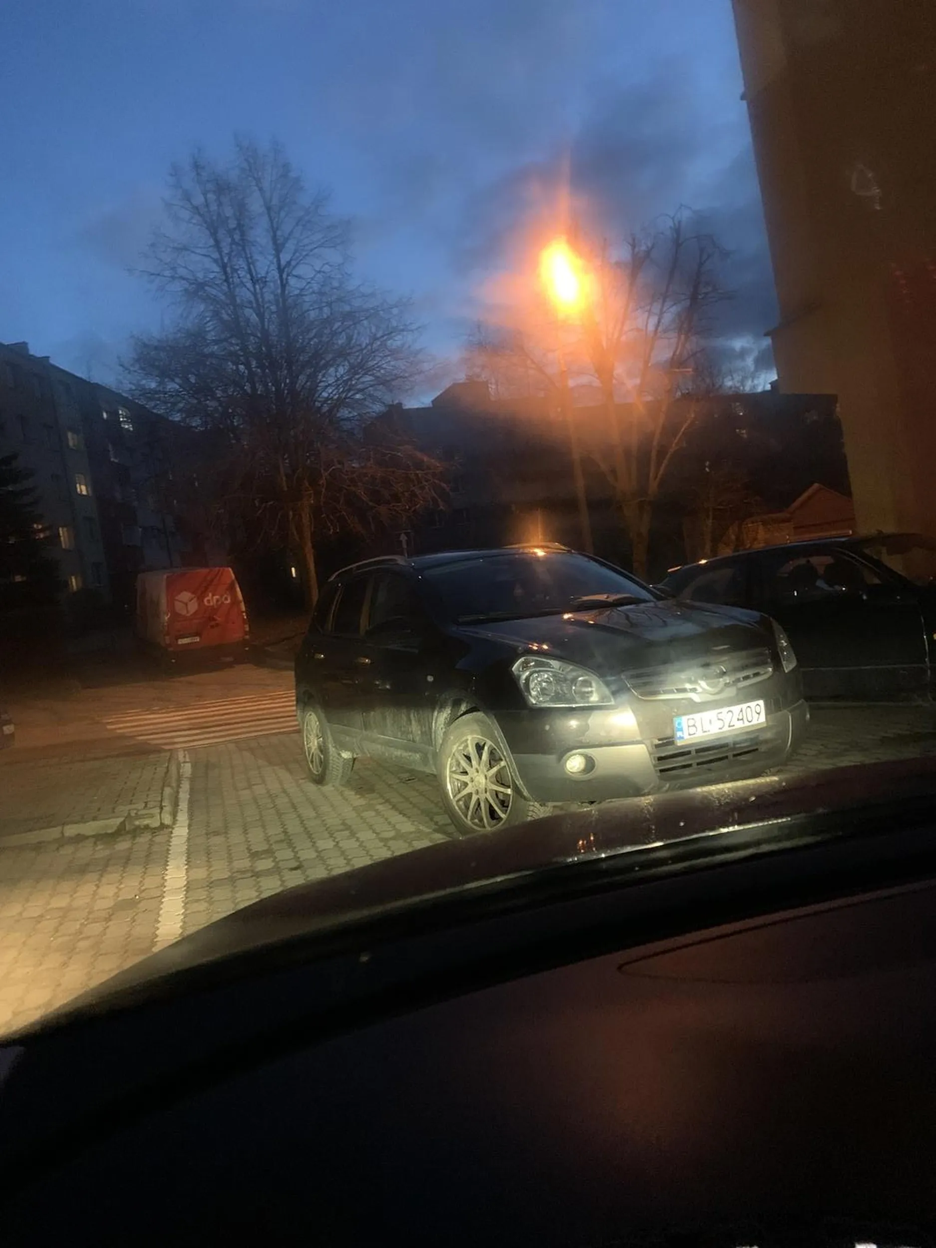 Pozostawił auto na przejeździe między blokiem i poszedł