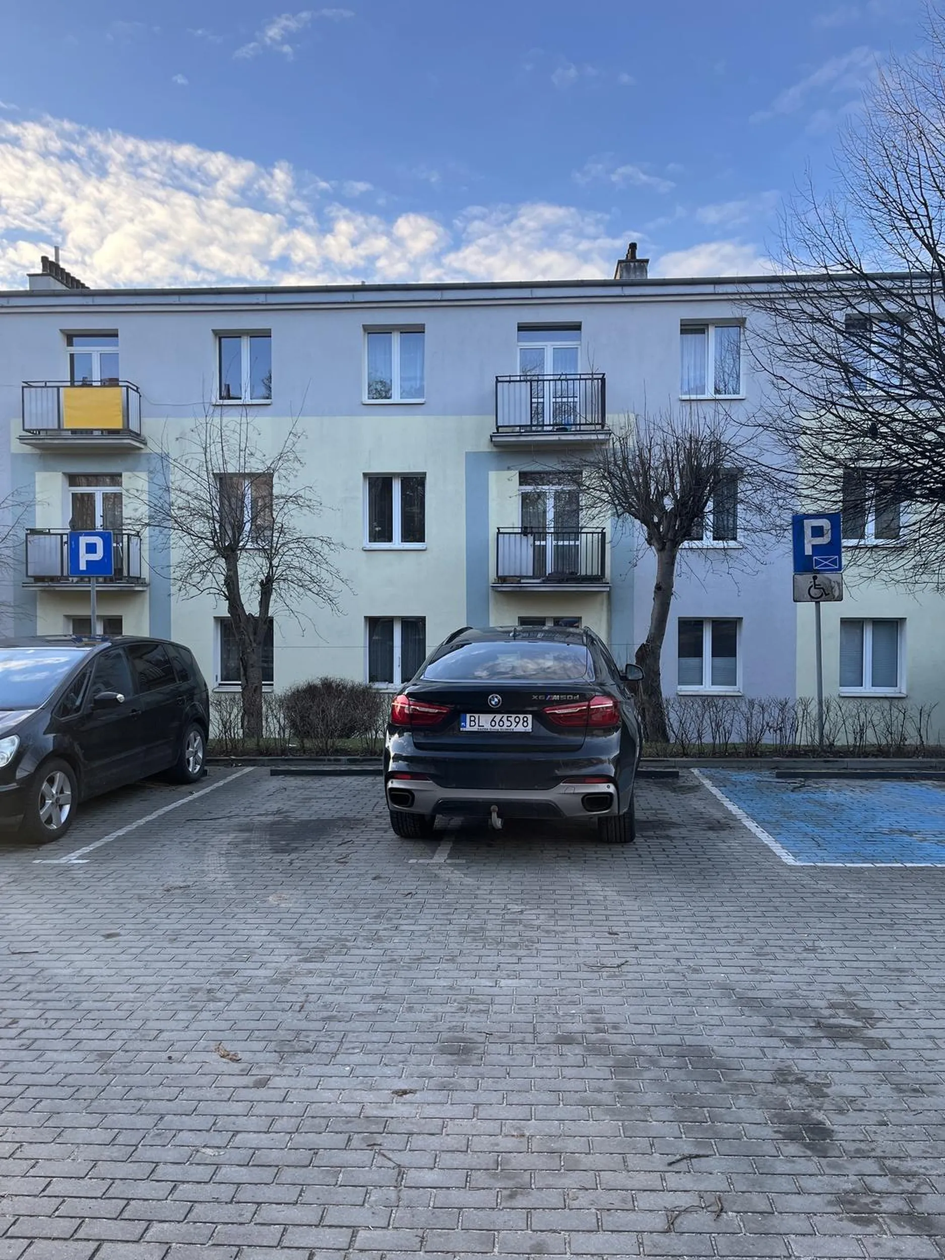 Pomijając fakt wjazdu na parking tylko dla mieszkańców nie będąc jego mieszkańcem, wypadało by chociaż nie zajmować na nim dwóch miejsc..