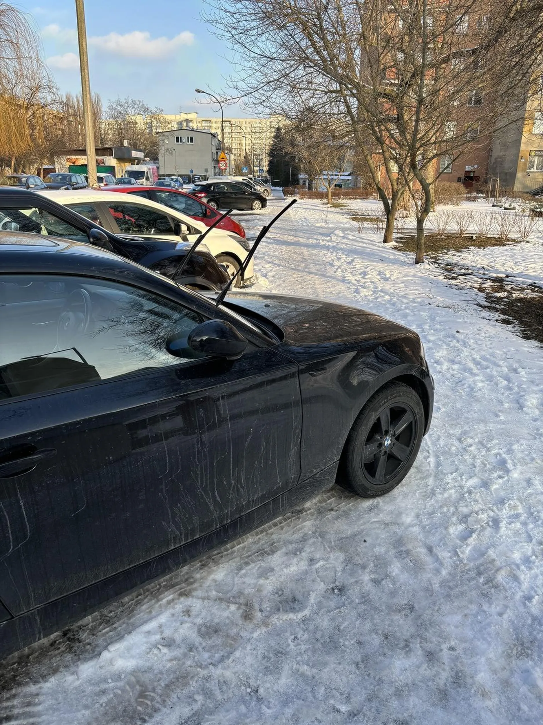 Naucz się parkować tak żeby nie ograniczać przejścia matole