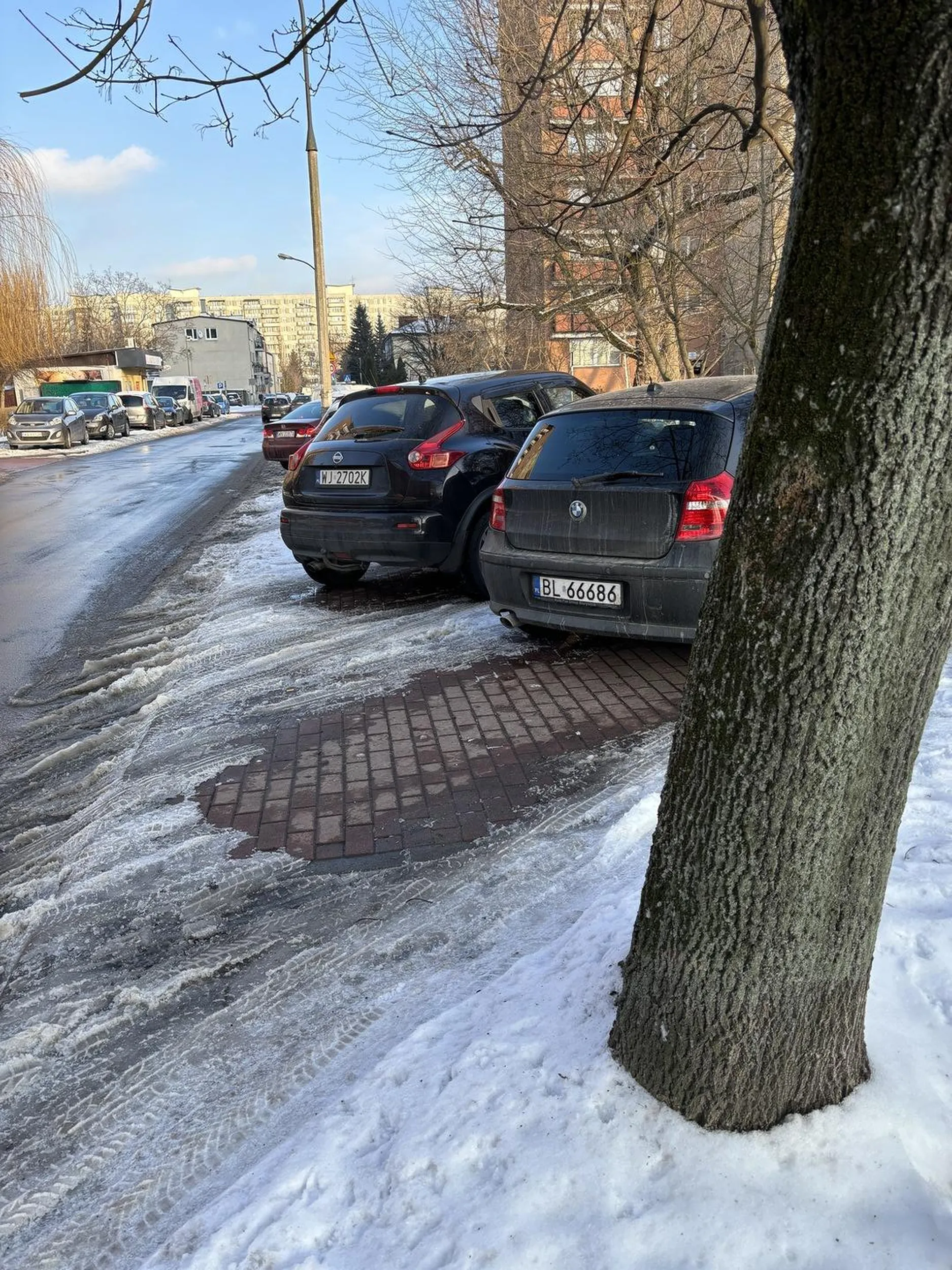 Naucz się parkować tak żeby nie ograniczać przejścia matole