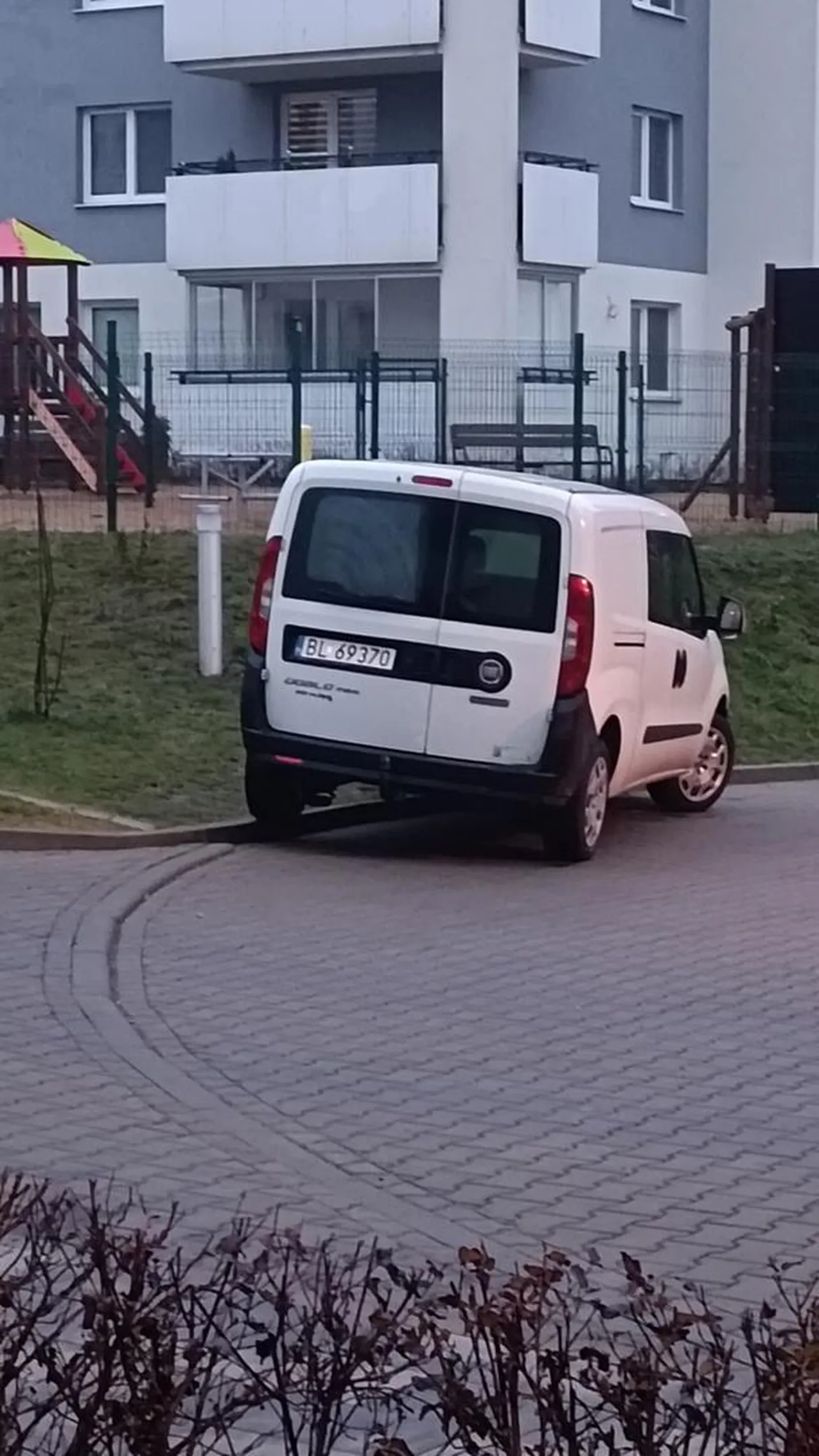 Głąbie wiesz do czego służy parking? Stoisz od 3 dni i utrudniasz ruch.