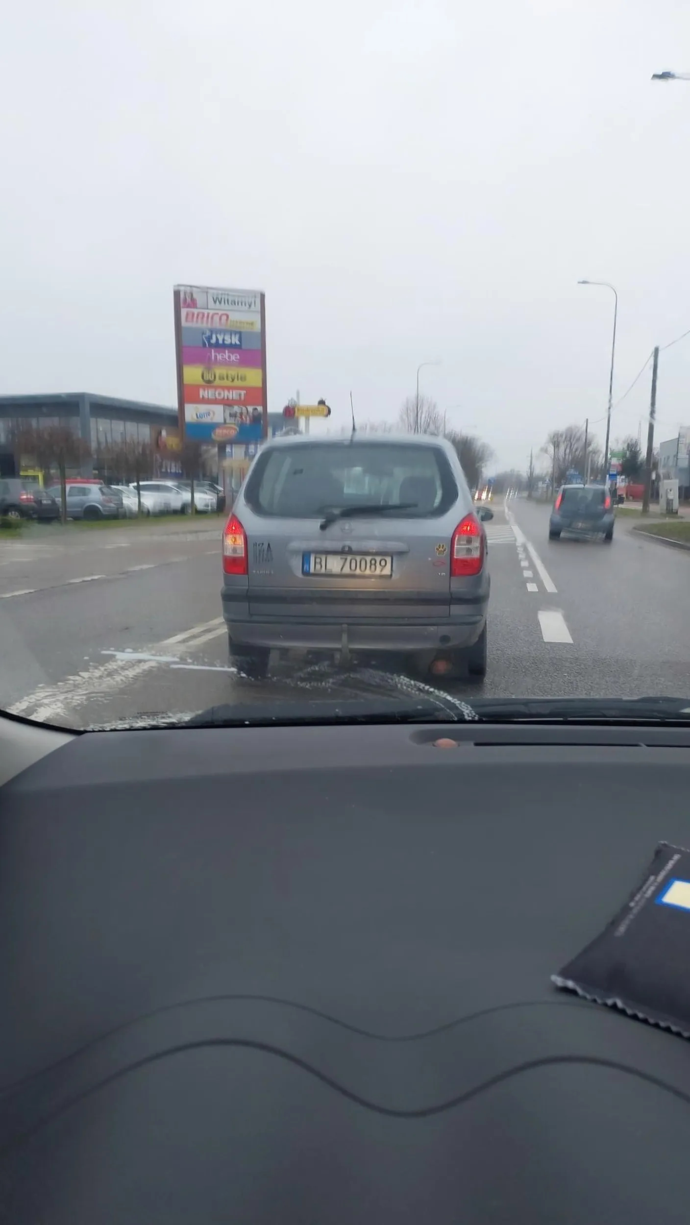 Mądry inaczej kierowca blokuje ruch na skręcie do parku handlowego