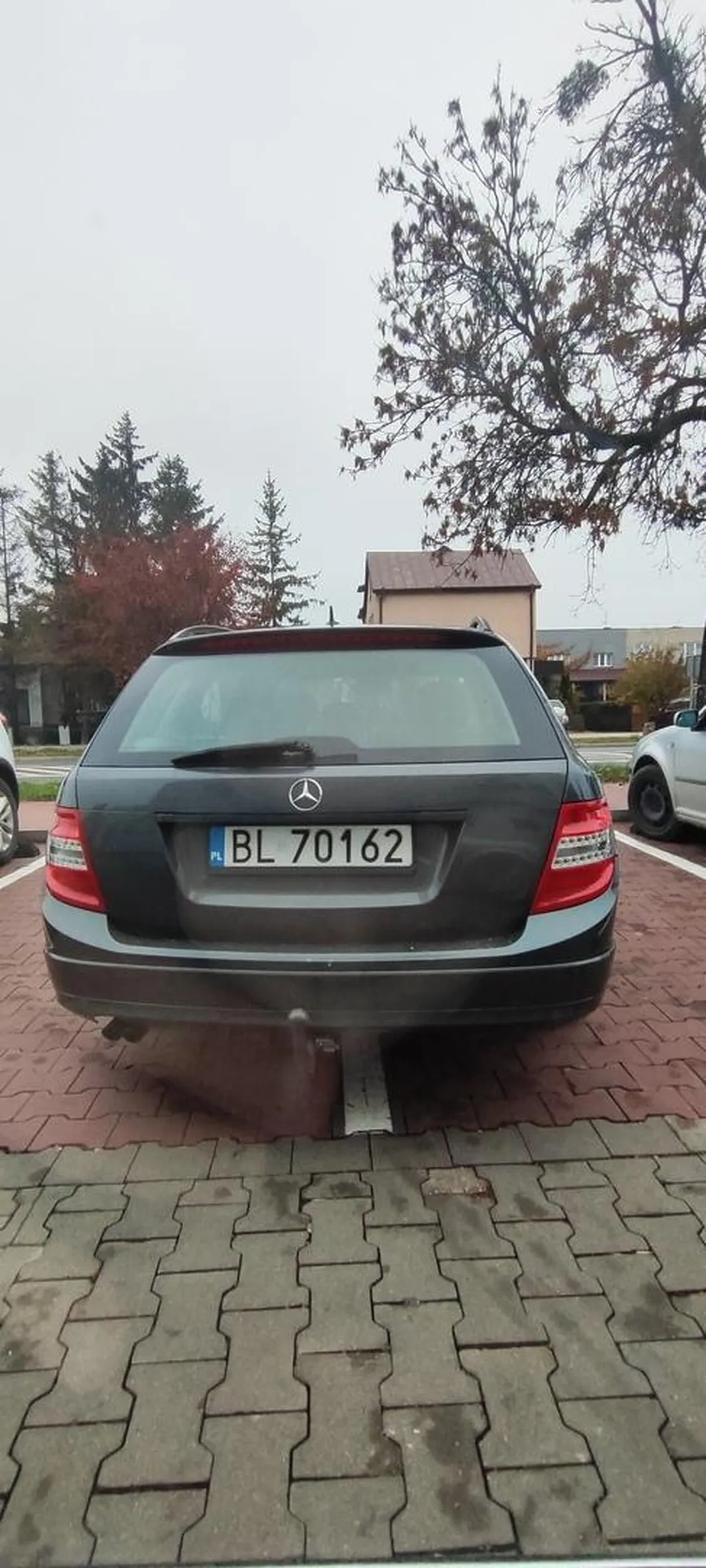 Parkowanie na 2 miejscach przed biedronka w Łomży na której i tak jest mało miejsca