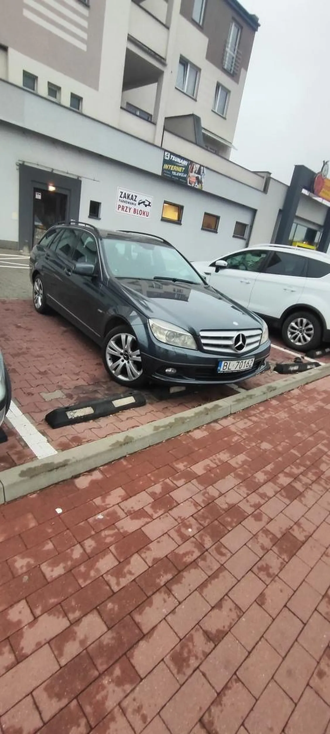 Parkowanie na 2 miejscach przed biedronka w Łomży na której i tak jest mało miejsca