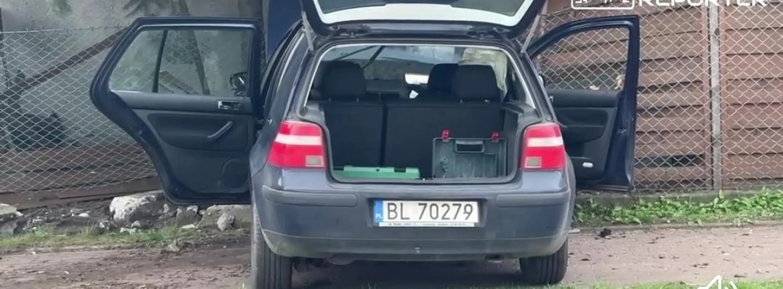 Pijaczyna wjechała w ogrodzenie. W środku 6 osób pijanych i zarzyganych.