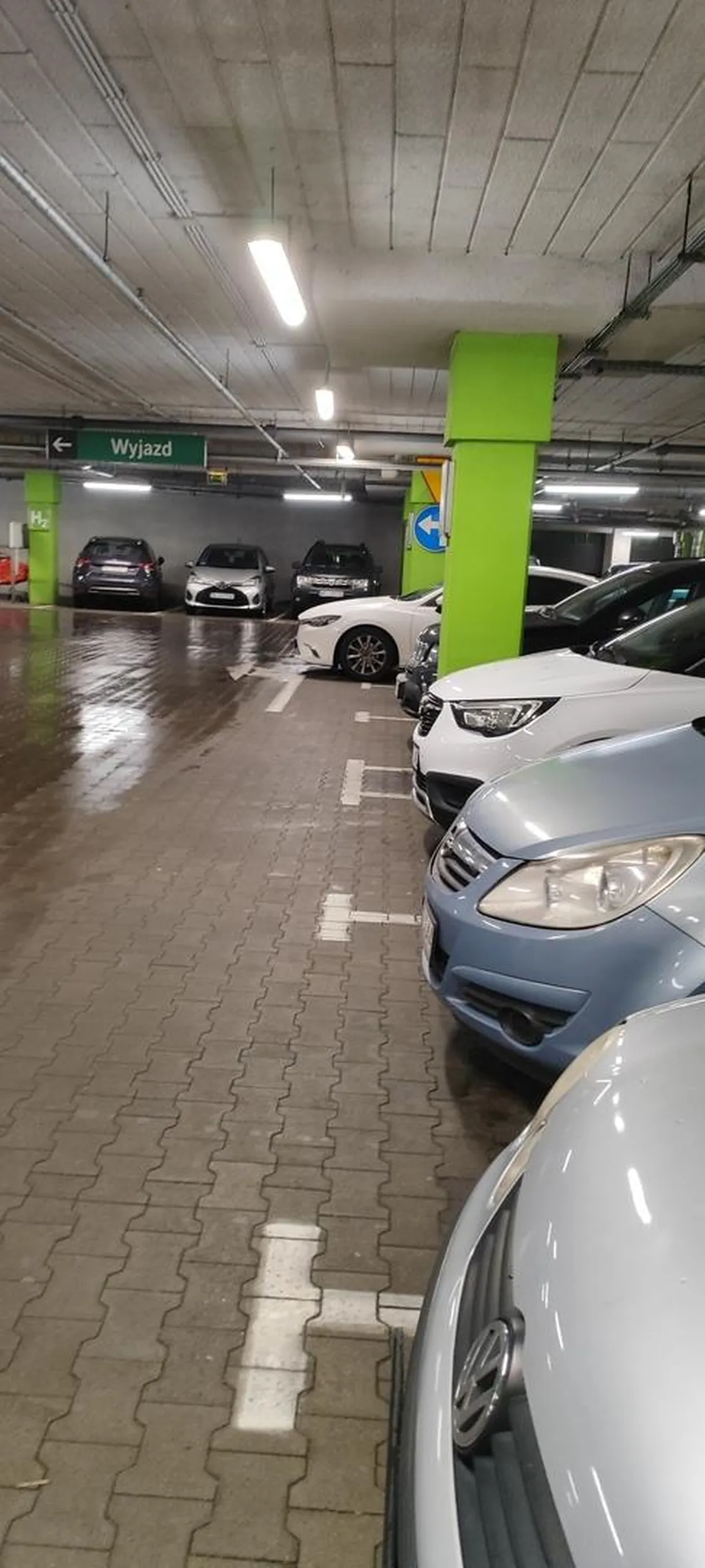 Parkowanie na 6+ xDDD można było trochę bardziej cofnąć a nie zostawiać wystający przód na drogę