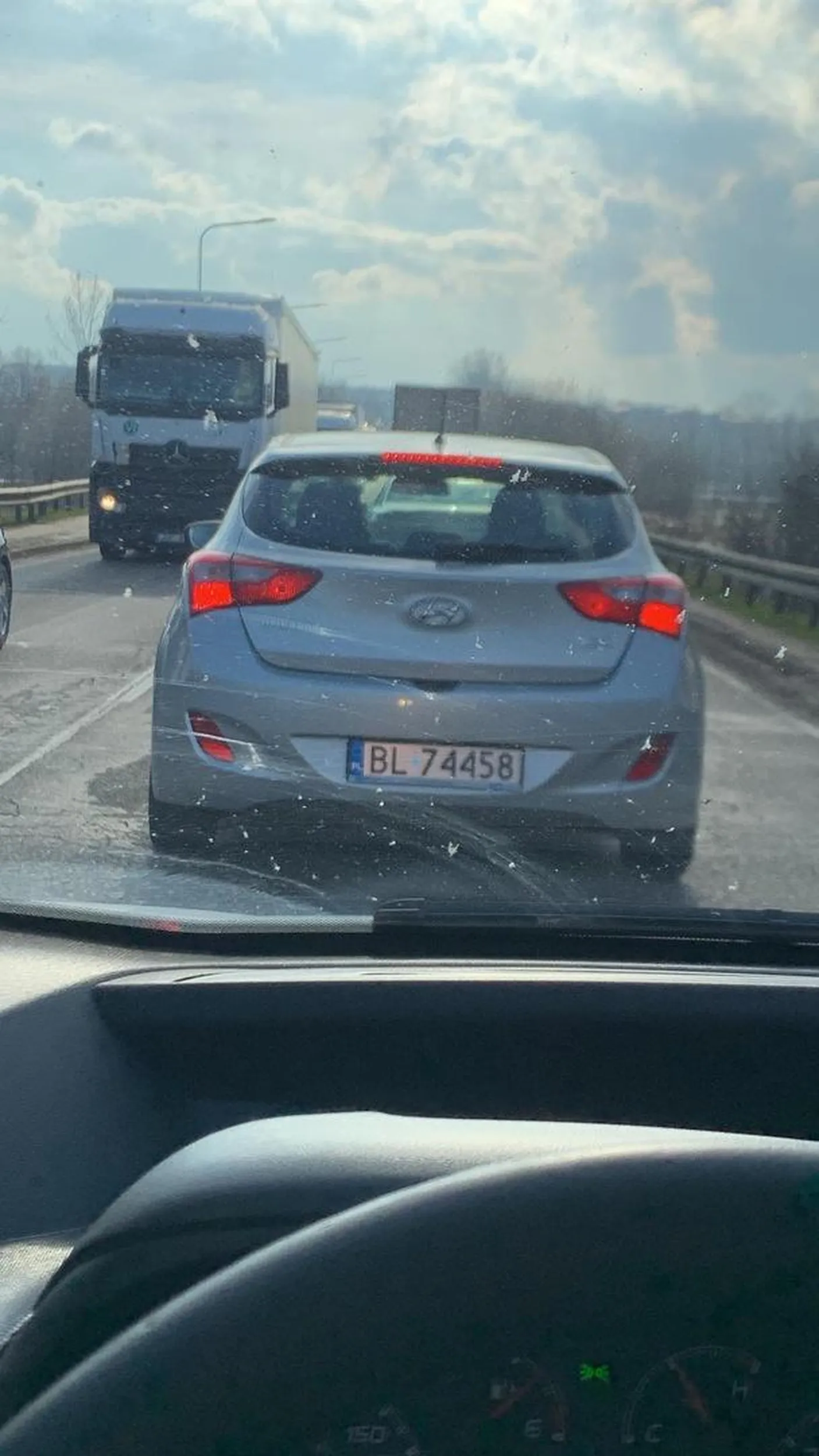 Burak j3bany wyrzuca śmieci przez okno i grzebie se w ryju penis ci na twarz za rzucanie śmieci w Piątnicy przed mostem