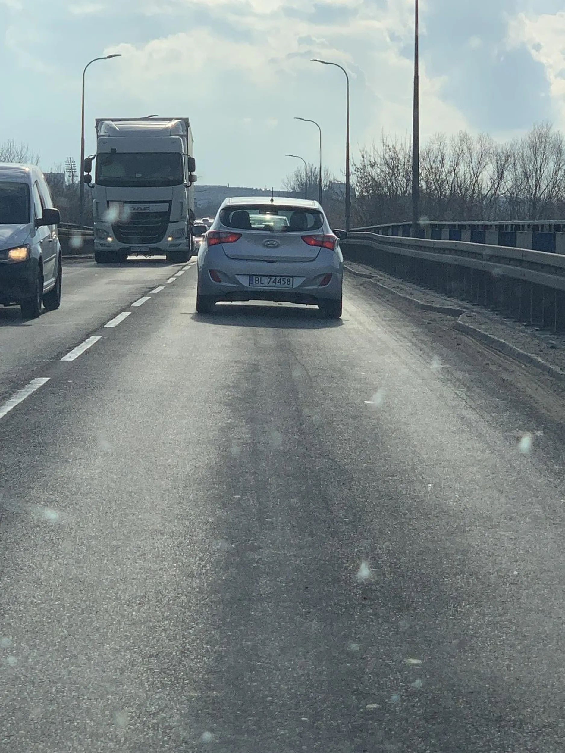 Burak j3bany wyrzuca śmieci przez okno i grzebie se w ryju penis ci na twarz za rzucanie śmieci w Piątnicy przed mostem