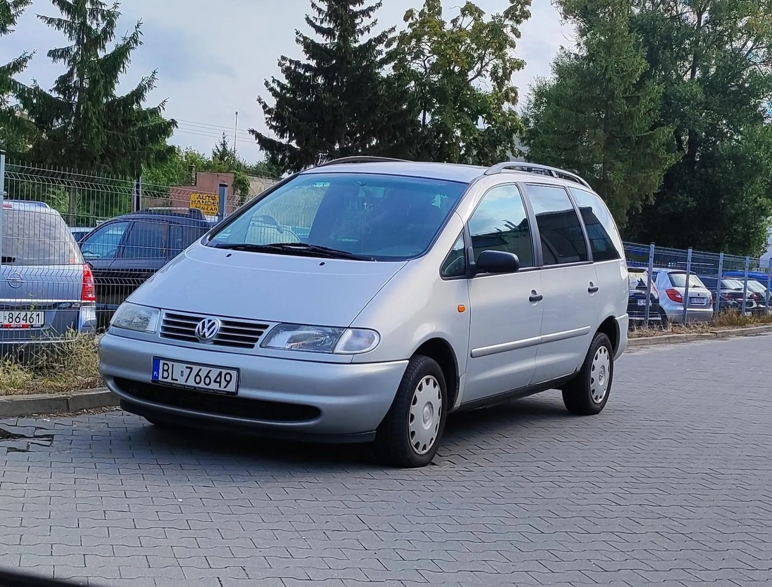 Chłop przyjechał postawił swoją taczkę w miejscu gdzie nie można stawiać i poszedł na zakupu, nie wiem czy ślepy czy nie.