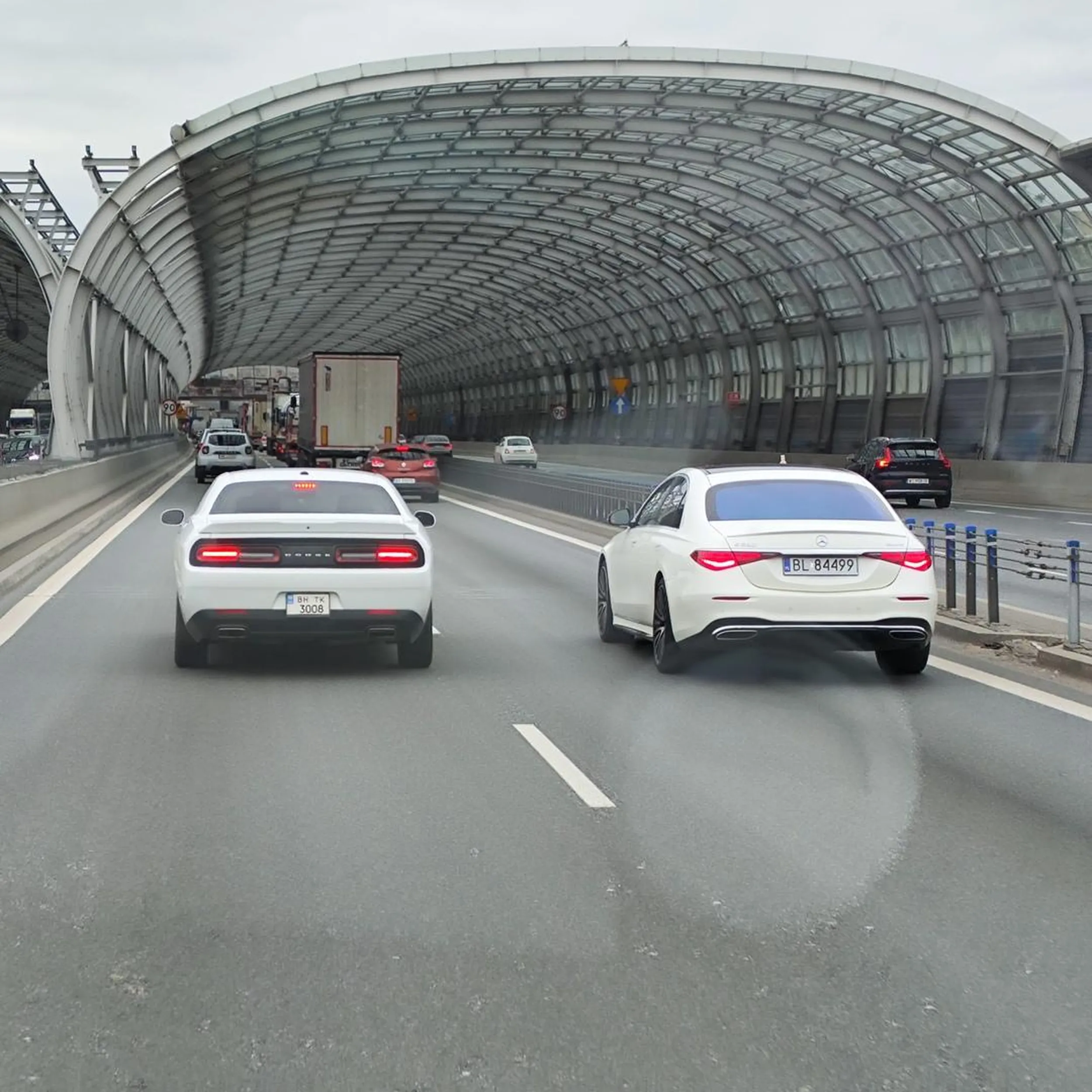 Razem z ukraińcem blokują i prowadzą dyskusję na S8... Brak kierunków, zajeżdża drogę.