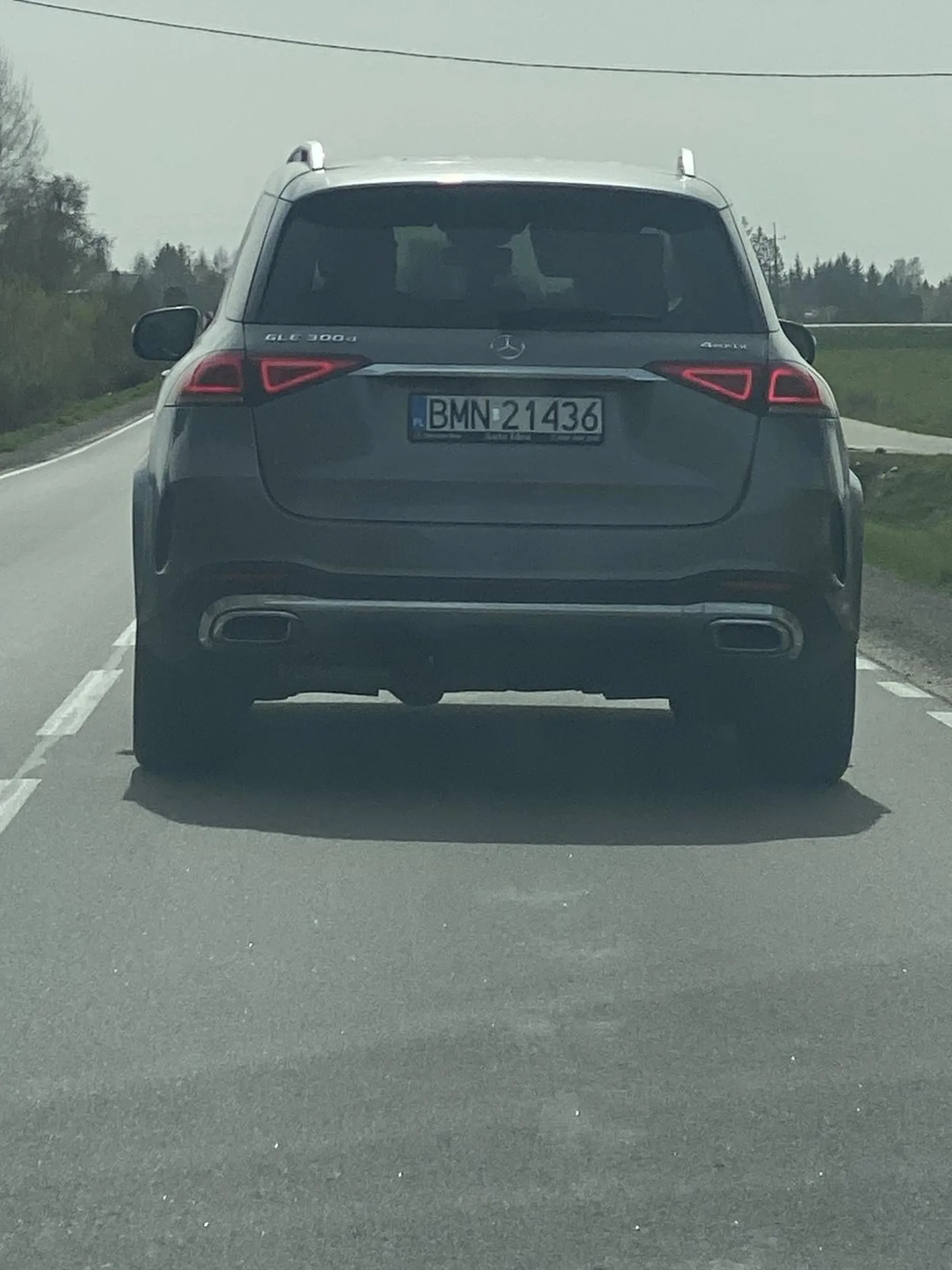 Cytując klasyka: „Wieś tańczy, wieś śpiewa”. Podczas wyprzedzania stary dziad przyspiesza i ma z tego radochę. Głupi dziadku życzę odrobinki rozumu.