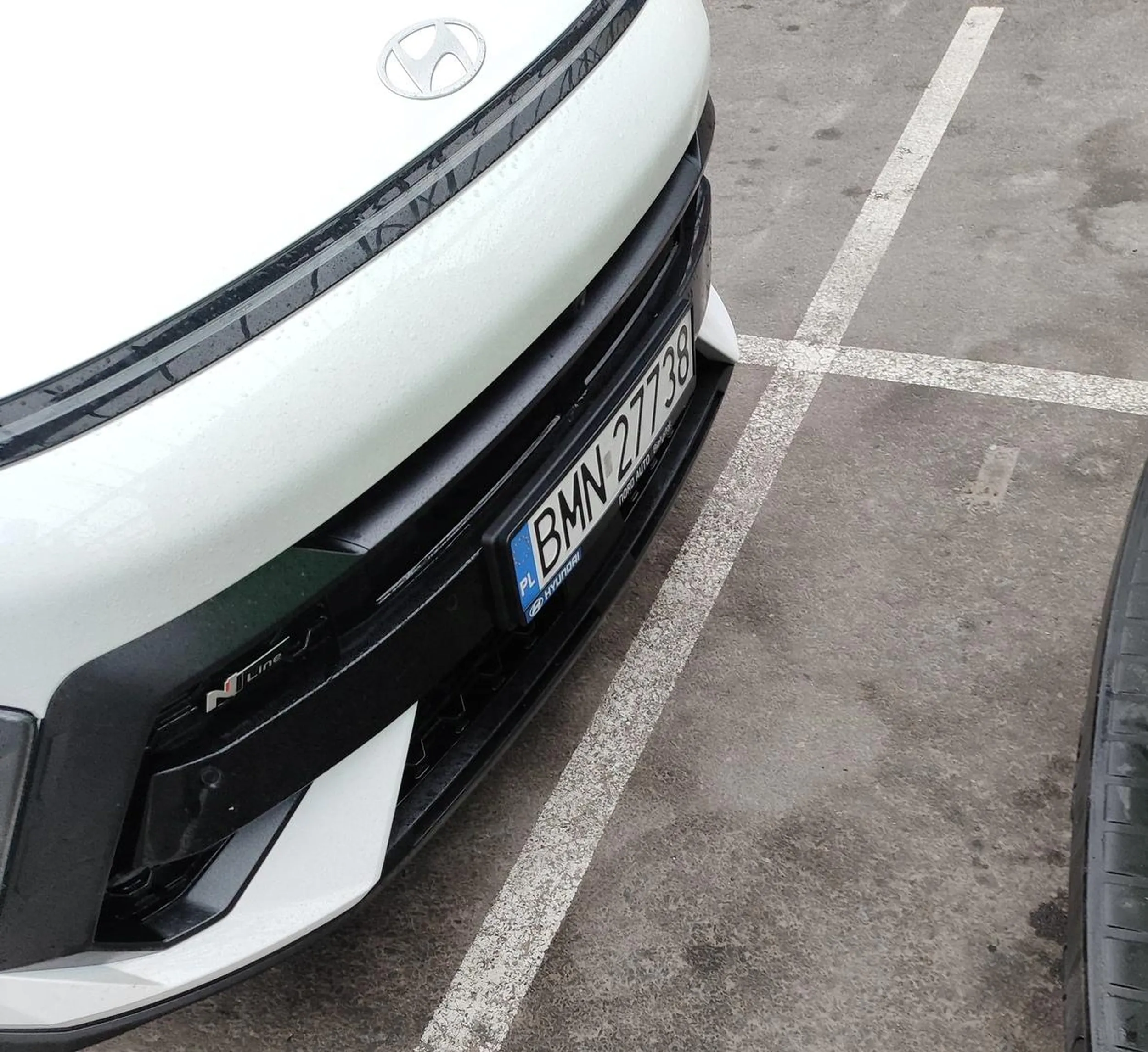 Cały parking makro wolny, a ten staje za Dostawczym Busem którym przyjechałem w taki sposób że mam problem otworzyć tylne drzwi A na prawdę cały parking był wolny a ja wybrałem miejsce oddalone od wejścia