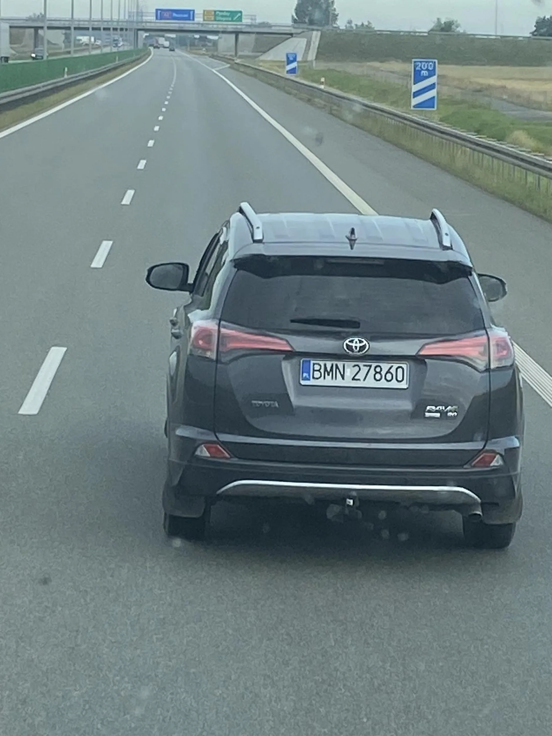 Kutas denty siedzi na ogonie i mruga światłami bo jemu się spieszy, później zajeżdża drogę i próbuje wyhamować auto zastanów się chłopie czy tobie się spieszy czy nie. Jechałem ciężarówką.