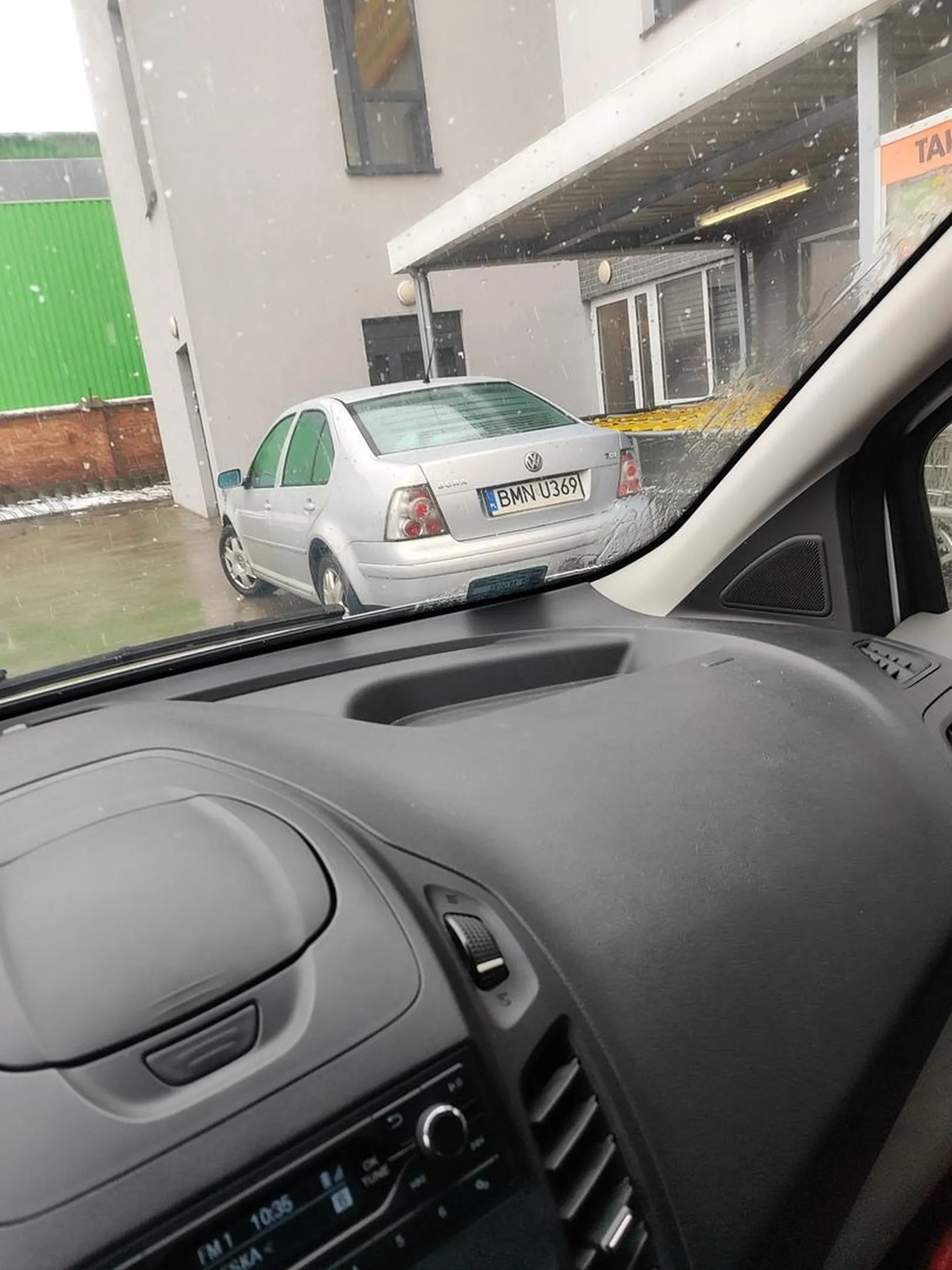 Prawie cały parking wolny, na prawdę nie rozumiem jakie procesy zachodzą w tym czerepie ale rejestracja usprawiedliwia