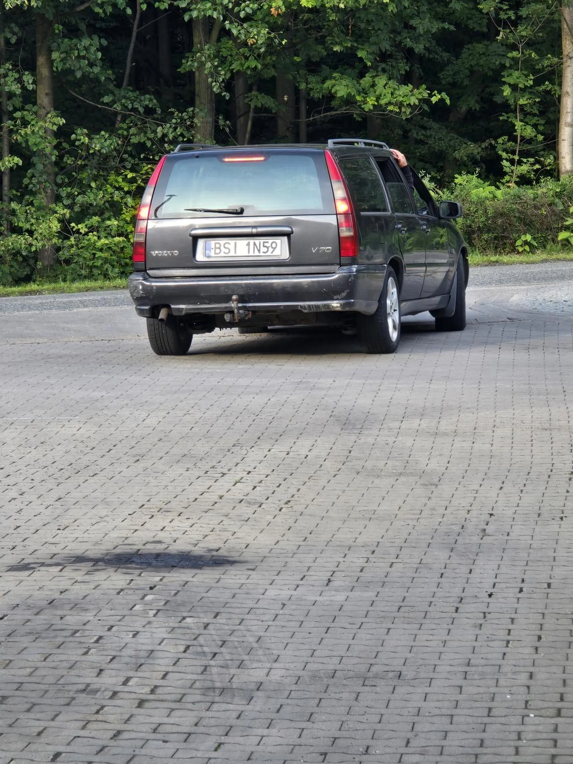 Złodzieje, odjeżdżają sklepy i kradną