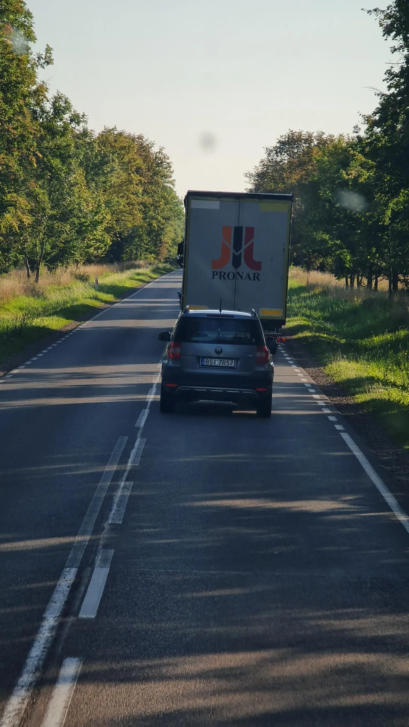 Chyba się do seicento przyzwyczaił albo malucha. Wyprzedzając mnie miał jeszcze dużo miejsca nic nie jechało to ten głąb zajechał mi drogę praktycznie doprowadzając do wypadku. Gdybym nie zahamował to jego prawy tył obtarł by się mój bok. Możecie sobie resztę wyobrazić sami. Podejrzewam że rodzina na rozpoznanie musiała by jechać. Nawet nie przeprosił. Nagranie oczywiście przekazane na policję Dk19. Siemiatycze-Dziadkowice.