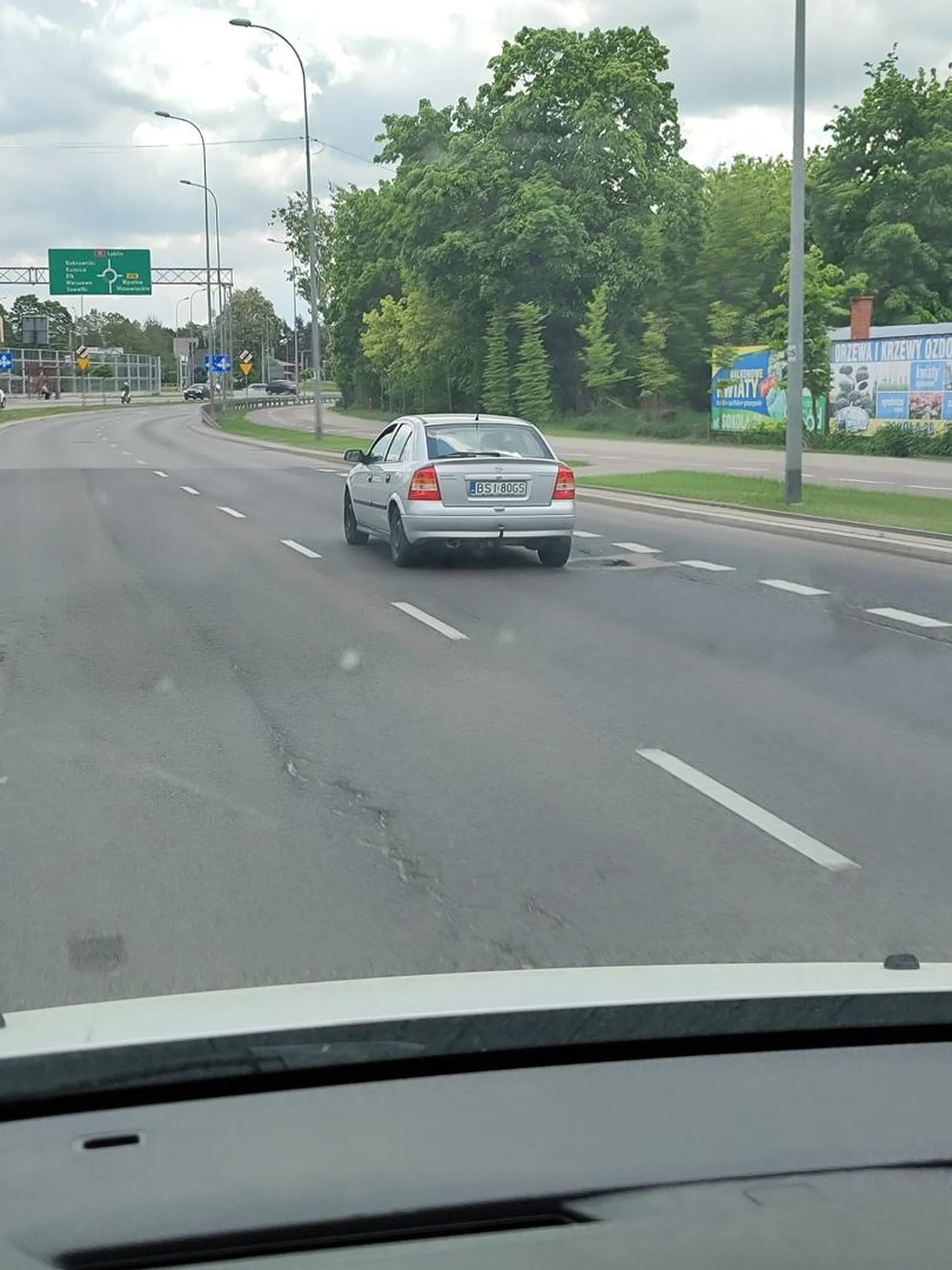 Wyprzedzanie na padach kiedy ja zatrzymałem się obok żeby przepuścić pieszego totalny brak wyobraźni ale chociaż po dziurach nie jeździ swoim gruzem