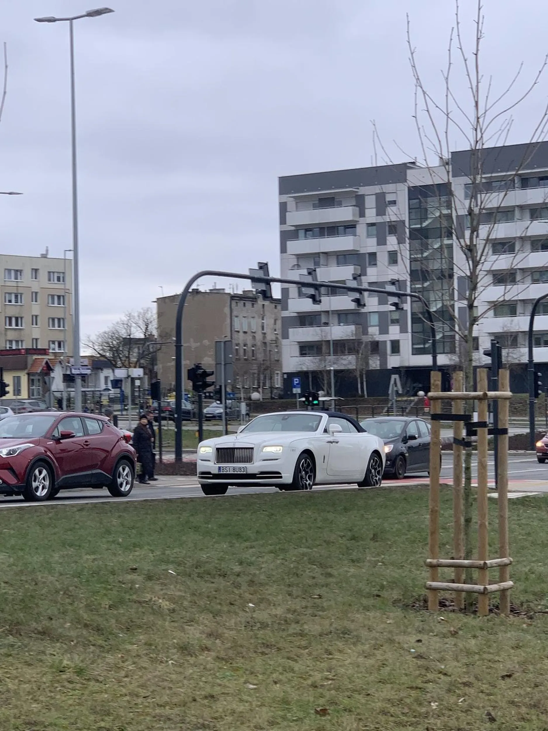 Bardzo ładnym Rolls Roycem przejeżdżał pan lub pani wczoraj (26.01.2024) pod zielonymi arkadami w Bydgoszczy