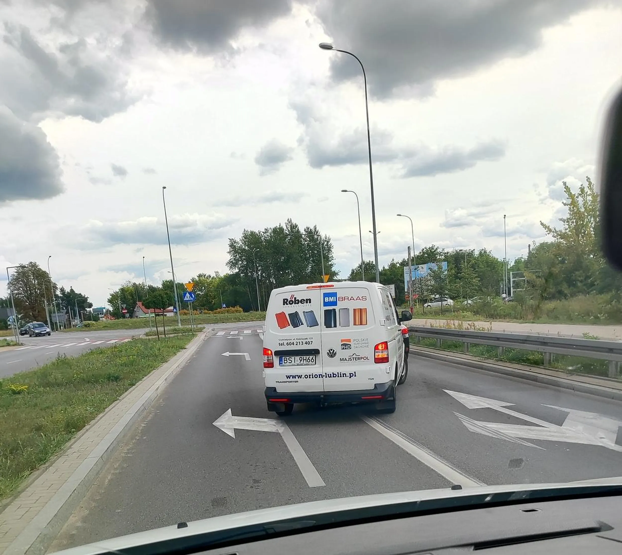 Zobaczył sznur samochodów więc zmienił pas na lewy po czym wepchnął się na przód kolejki przecinając ciągłą linię