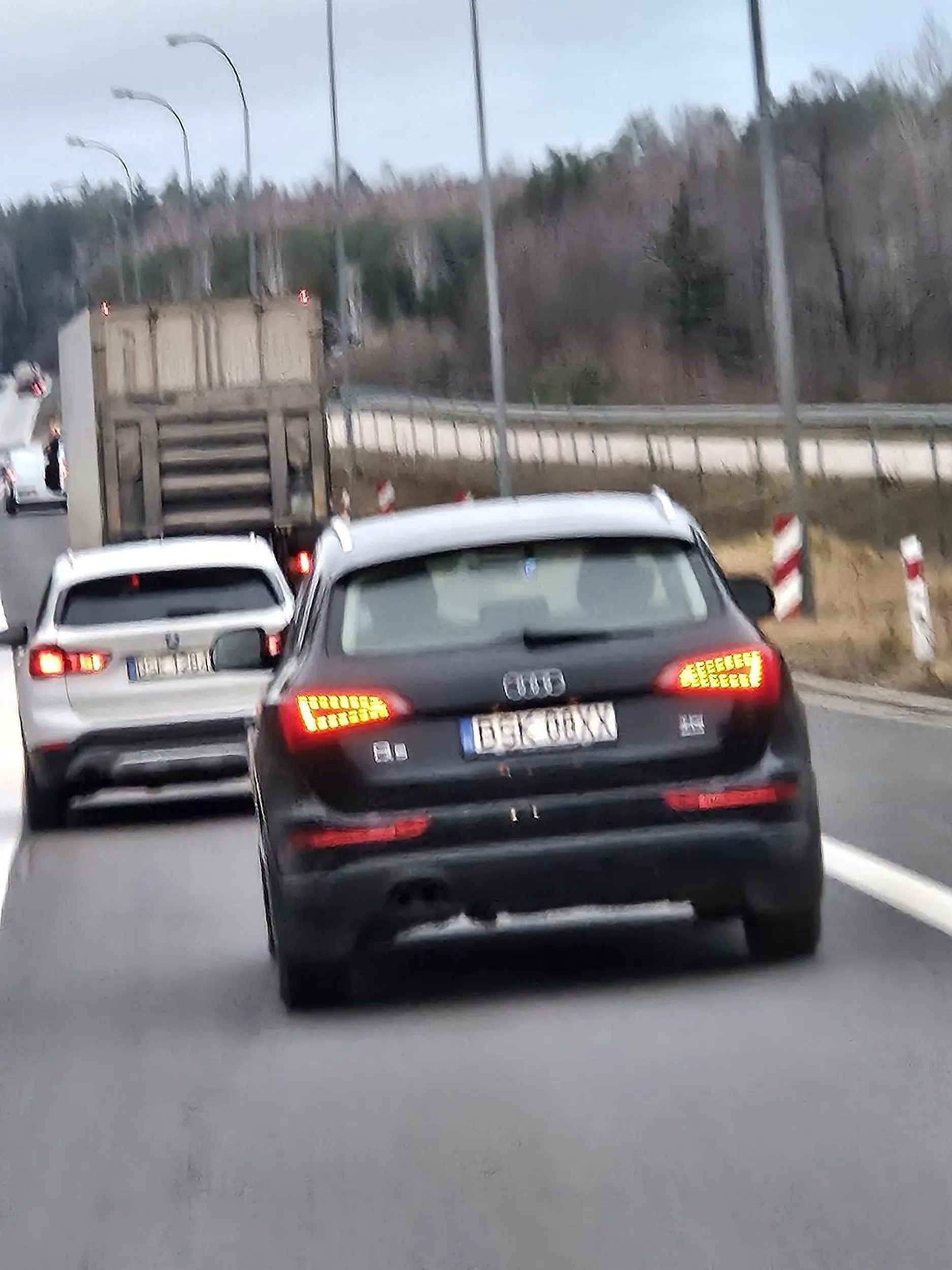 Amebo j****  w lusterja sie patrzy jak sie zmienia pas, kkerunkowskaz to nie wszystko, i UWAGA! uwazac na pania, bo jak skreca w lewo, to pierw robi wieeeelki luk w prawo zajezdzajac drugi pas chcac skrecic w lewo  o.O