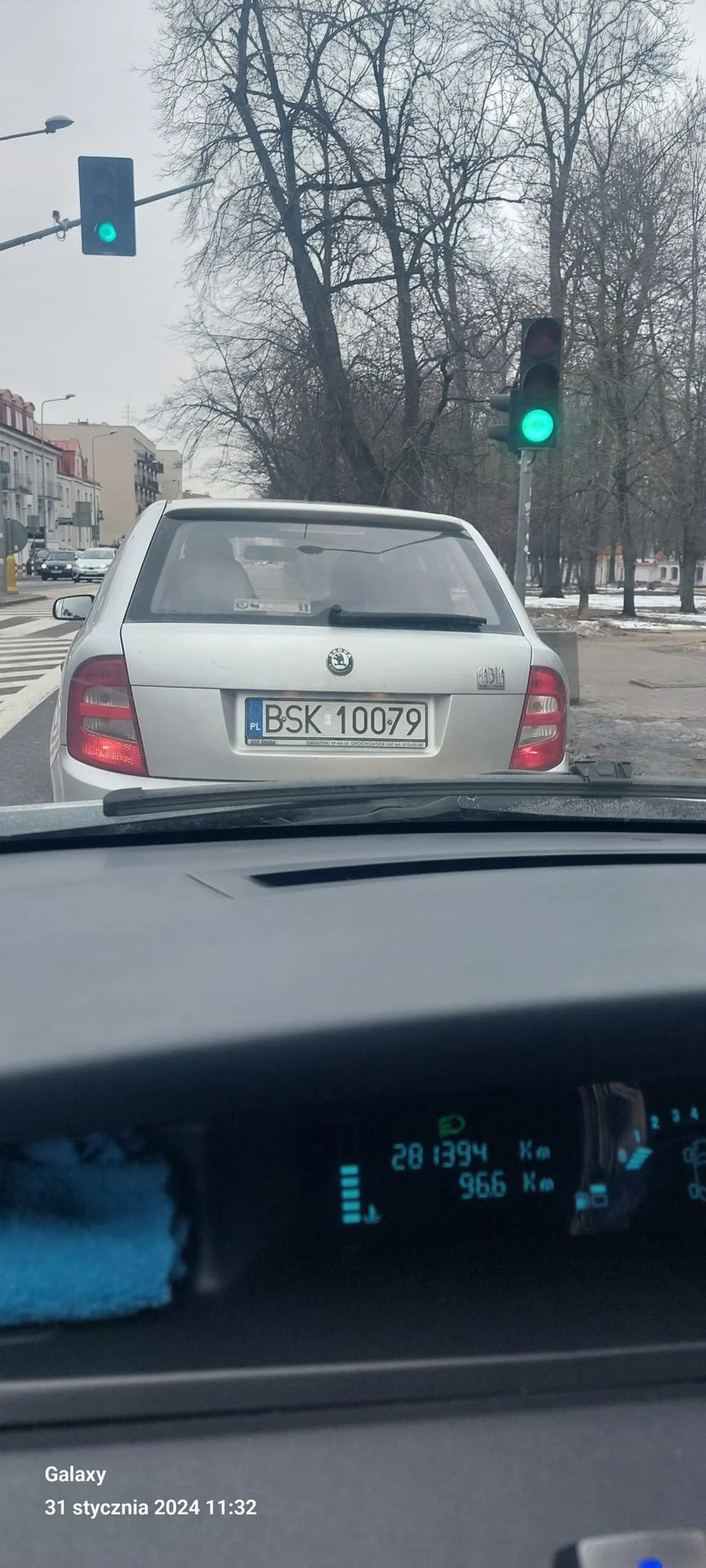 Telefon w ręku i dodatkowo pięknie zajechania droga. Brak umiejętności oceny odległości