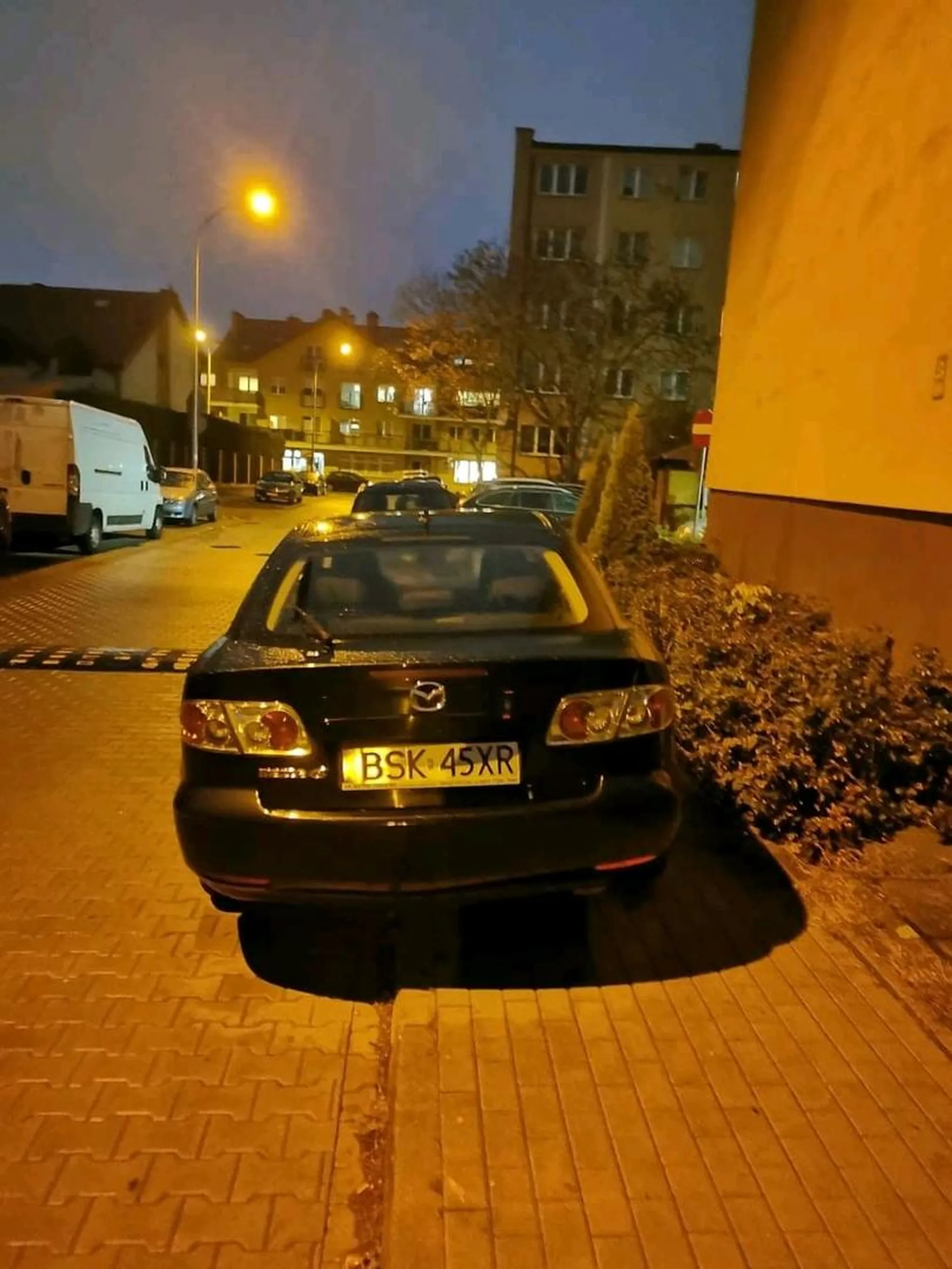 Mistrz! 10 cm chodnika dla pieszych zostawił, pan łaskawca :) chyba pora wrócić na kurs, może nauczą tam parkowania...