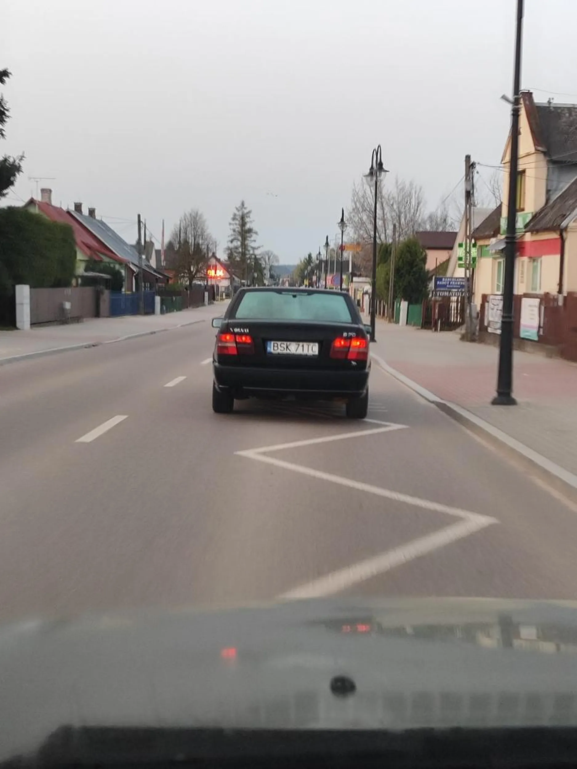 Jest rano jadę sobie do pracy główna drogą a ten śmieć wyjeżdża z innej ulicy wymusza na mnie hamowanie i nie próbuje dodawac gazu pewnie zimny silnik było mu szkoda tfu na takich pozamiastowych