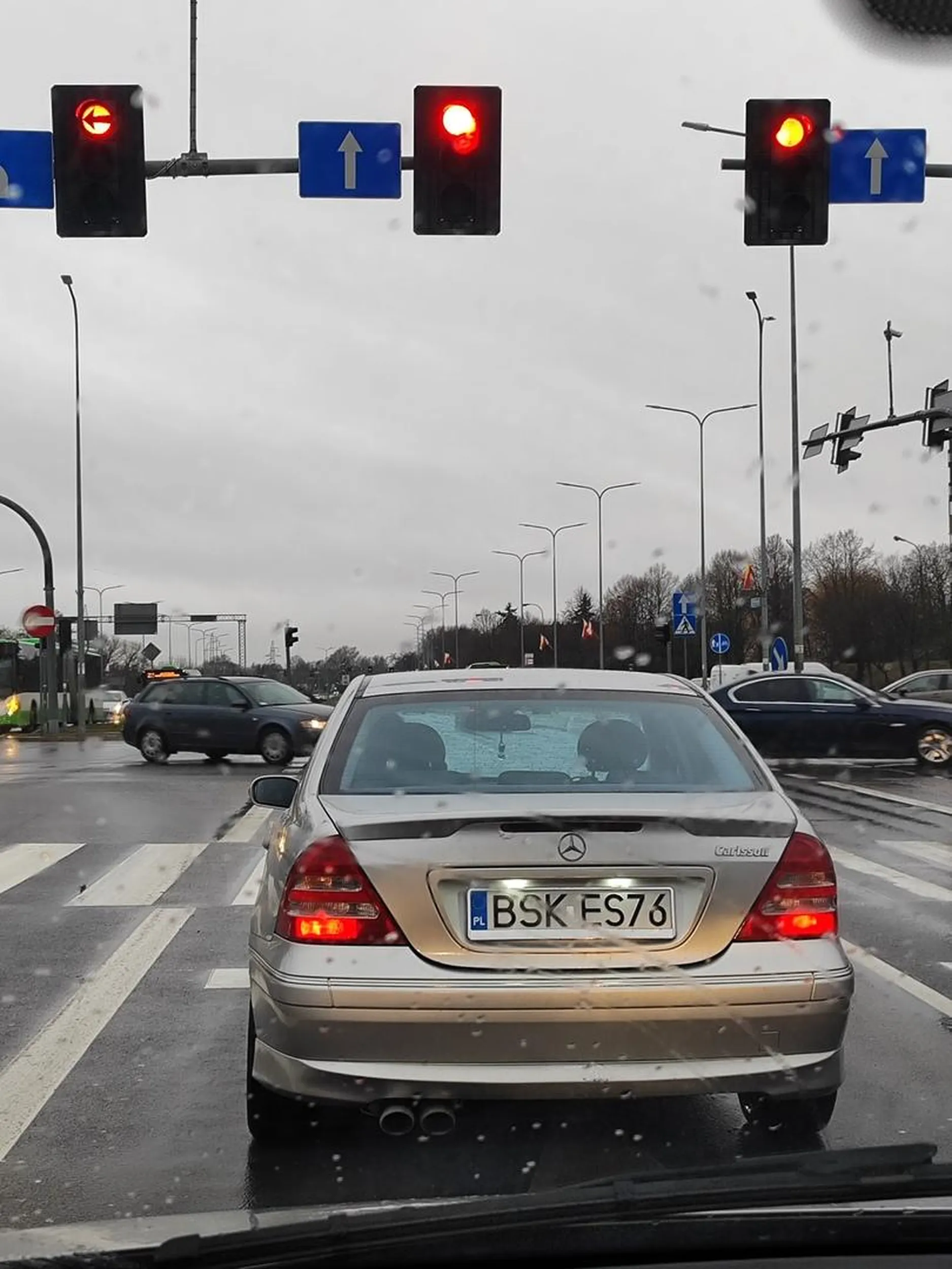 RozjeBUS wwalił się na lewy z prawego mimo że nie miał samochodow przed sobą zmuszając mnie do wciśnięcia hamulca i przez to stoję na czerwonym a na luzie bym przyjechał Mercedes, czarna czapka z daszkiem, nadwaga, a pogoda deszcz i pochmurnie