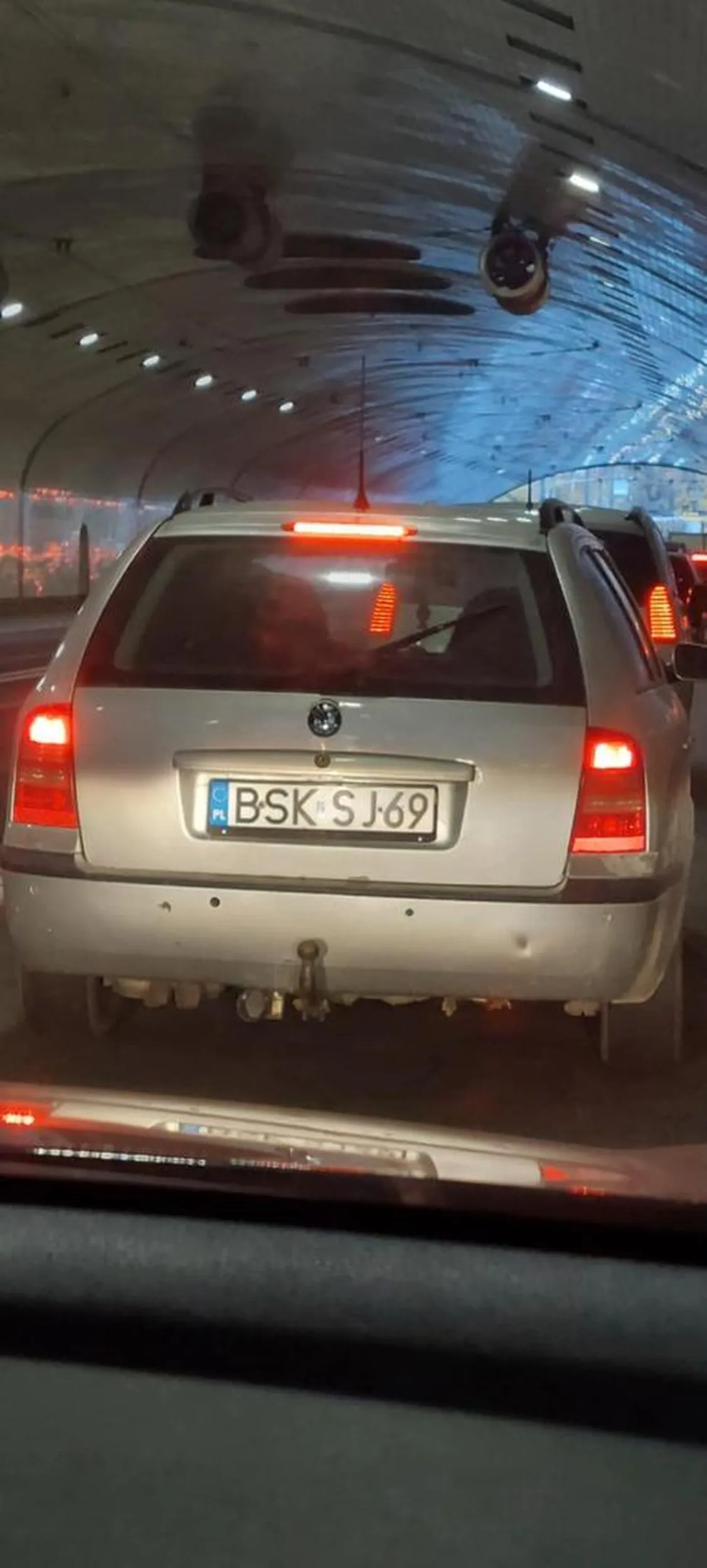 Kierowca zdecydowanie powinien doszkolić ze znajomości przepisów, bo nie rozumie czym jest jazda na suwak.