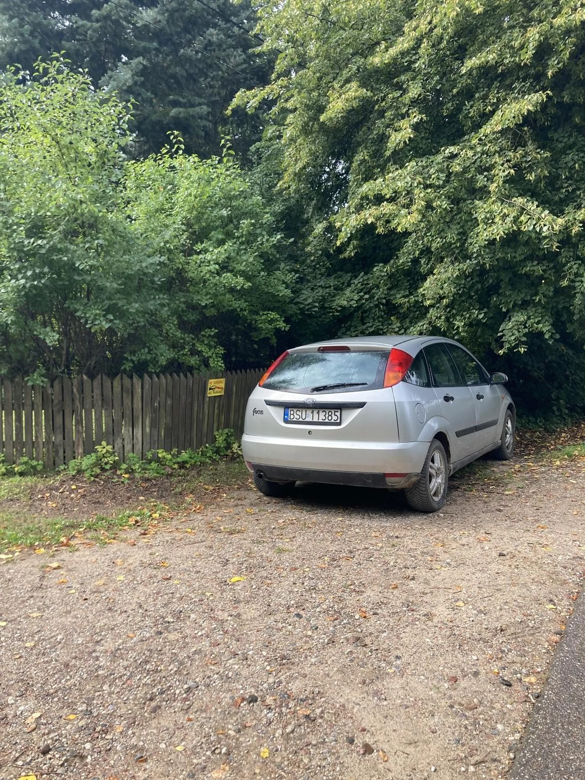 Samochód zaparkowany w parku narodowym na miejscu nie do tego przeznaczonym