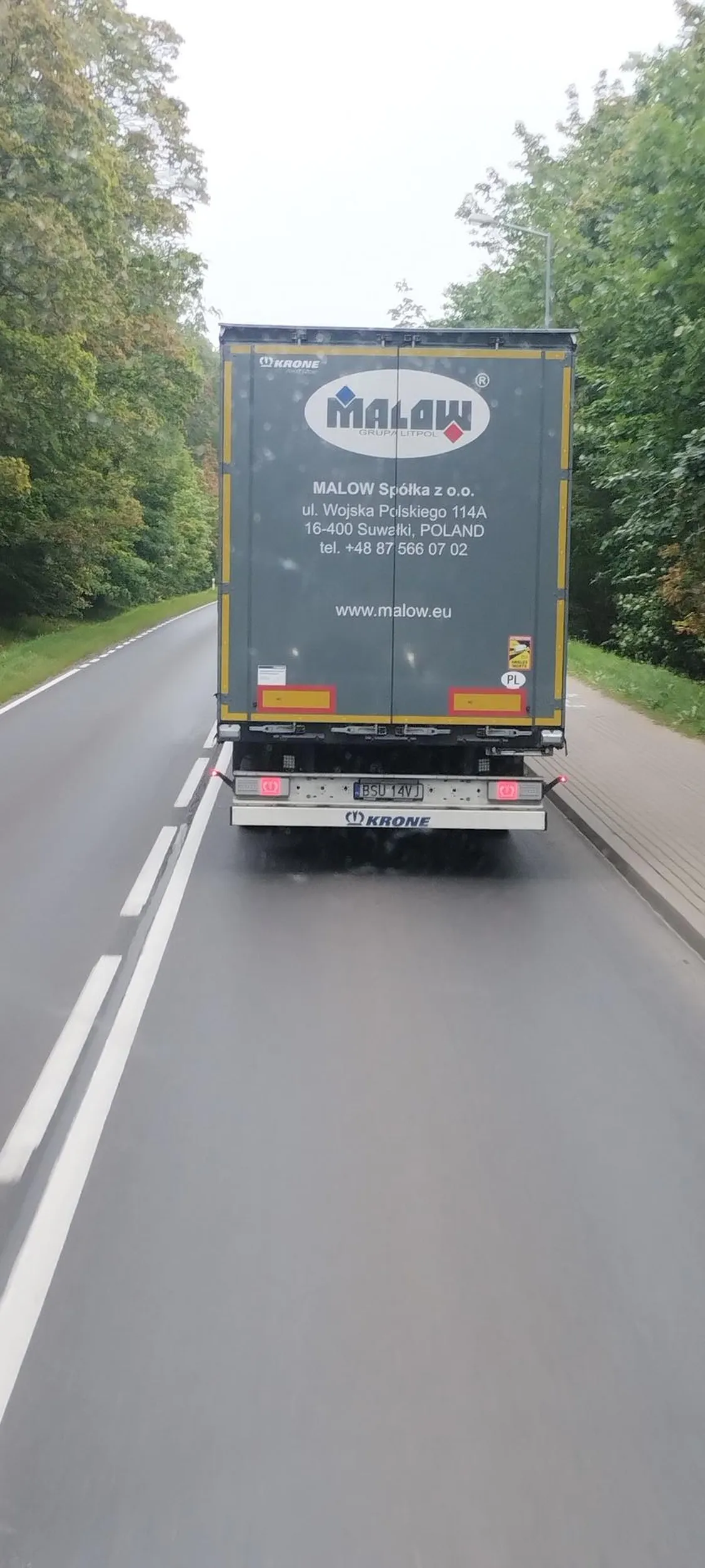 Podczas Wyprzedzania zajeżdża drogę twierdząc że dwie ciężarówki nie zmieszczą się na drodze krajowej i musi na pobocze zjeżdżać