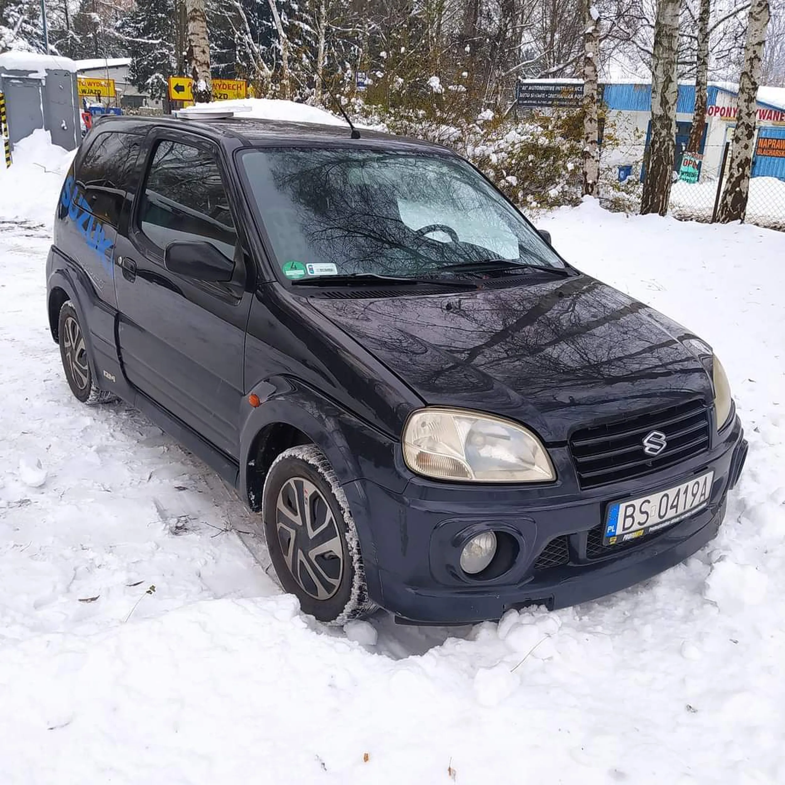 Jakiś głupi ciul mając mieszkanie w bloku to śpi aucie. Pojeb ?