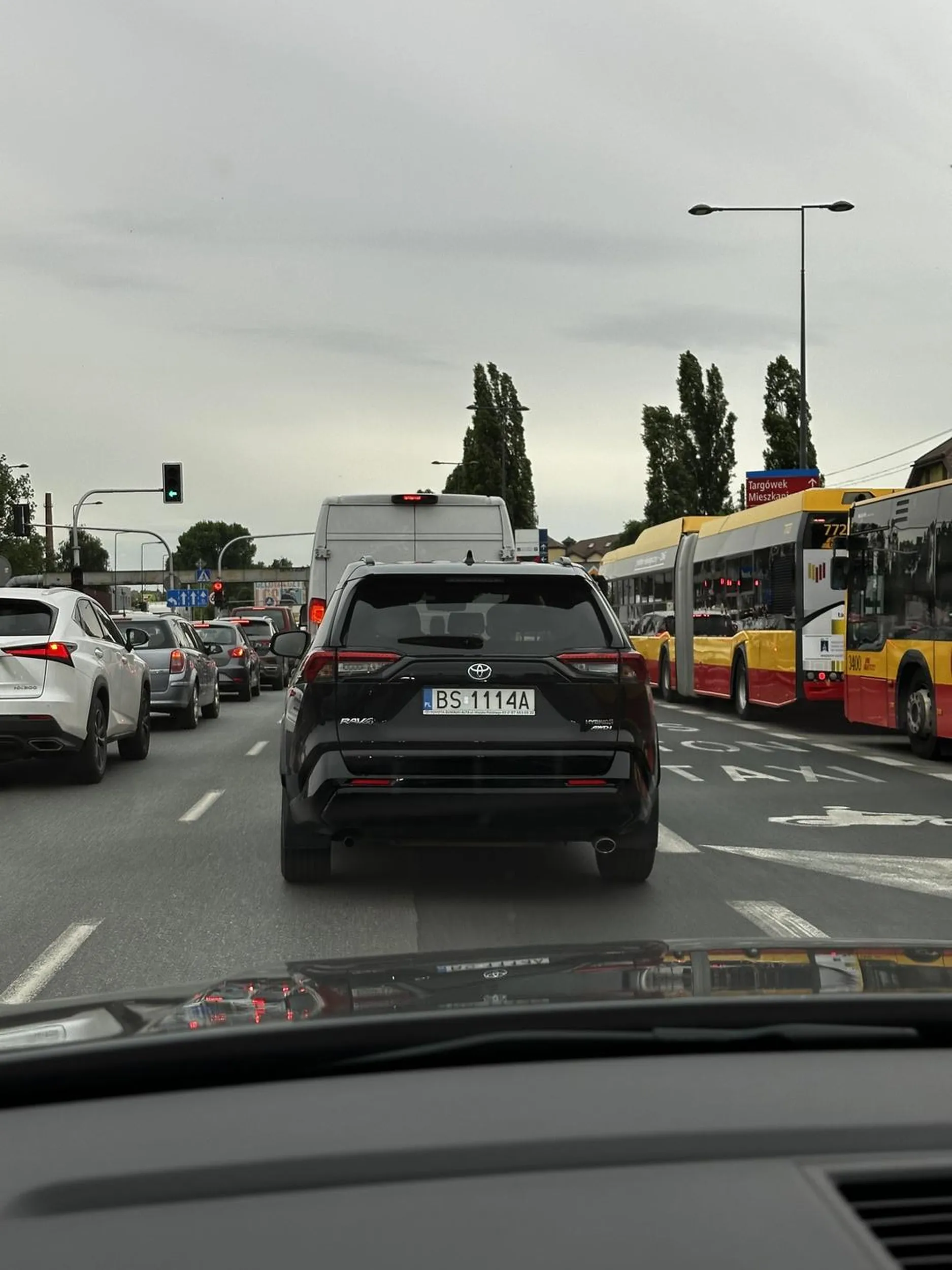Zmiana pasa ruchu to bardzo trudny i niebezpieczny manewr w wykonaniu tej pani o 17:51 w okularach przeciwsłonecznych