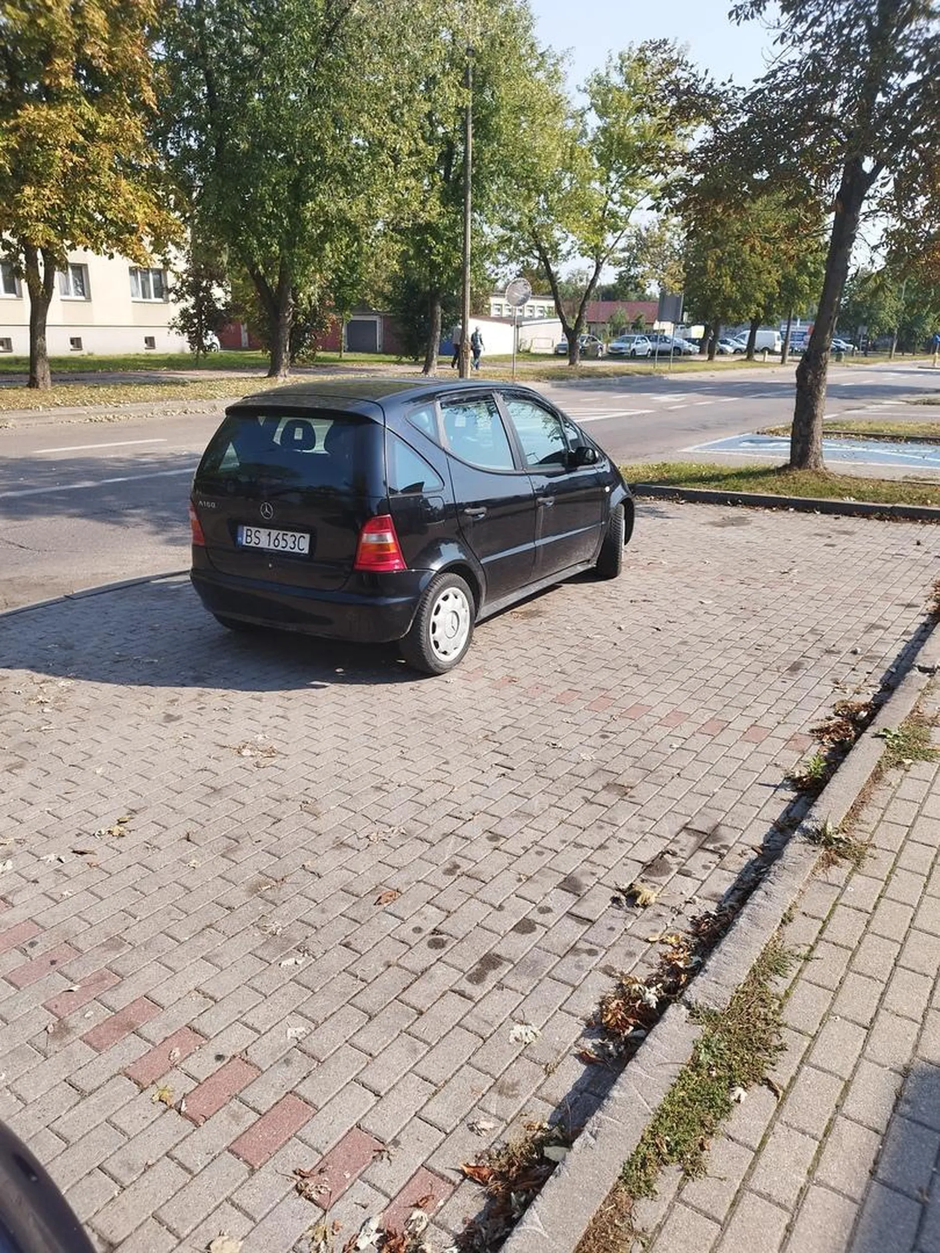 Dziad w Mercedesie nie potrafi parkować, zajmuje miejsca parkingowe przy WORDzie, gdzie jest duży ruch, co nie pozwala m.in. kursantom zaparkować. Zgaduje gdyby mógł to by i na chodnik wjechał xD