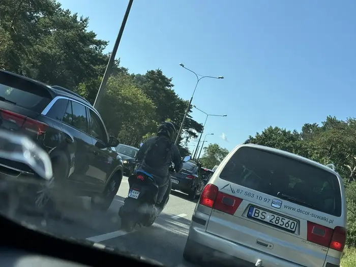 Rodzina Januszów z Podlasia na wakacjach. Ty siedzący po środku z tyłu, pięknie tańczysz w aucie może zgłoś się do stosownego programu