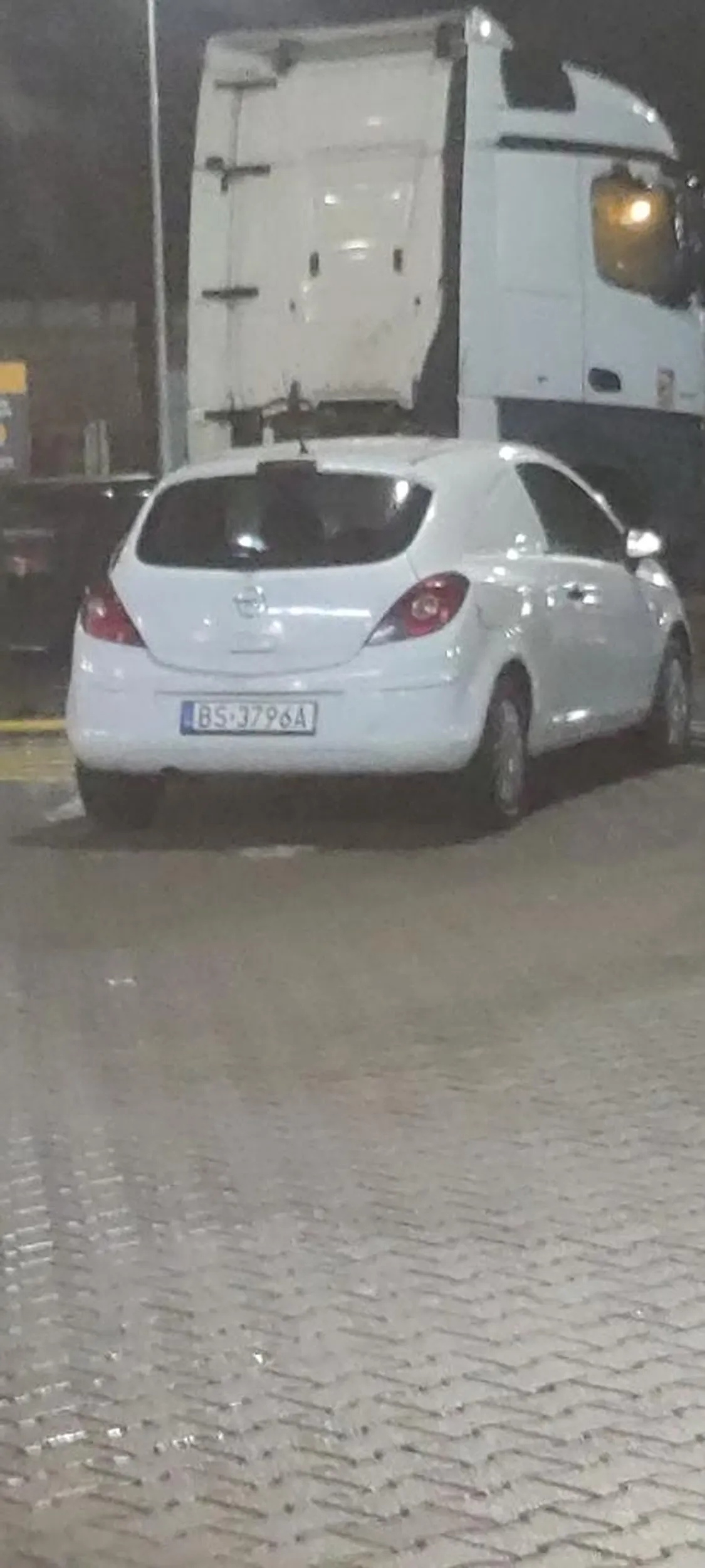 Od miesiąca auto stoi na parkingu dla klientów McDonalds w Łomży uprasza się o zabranie auta.