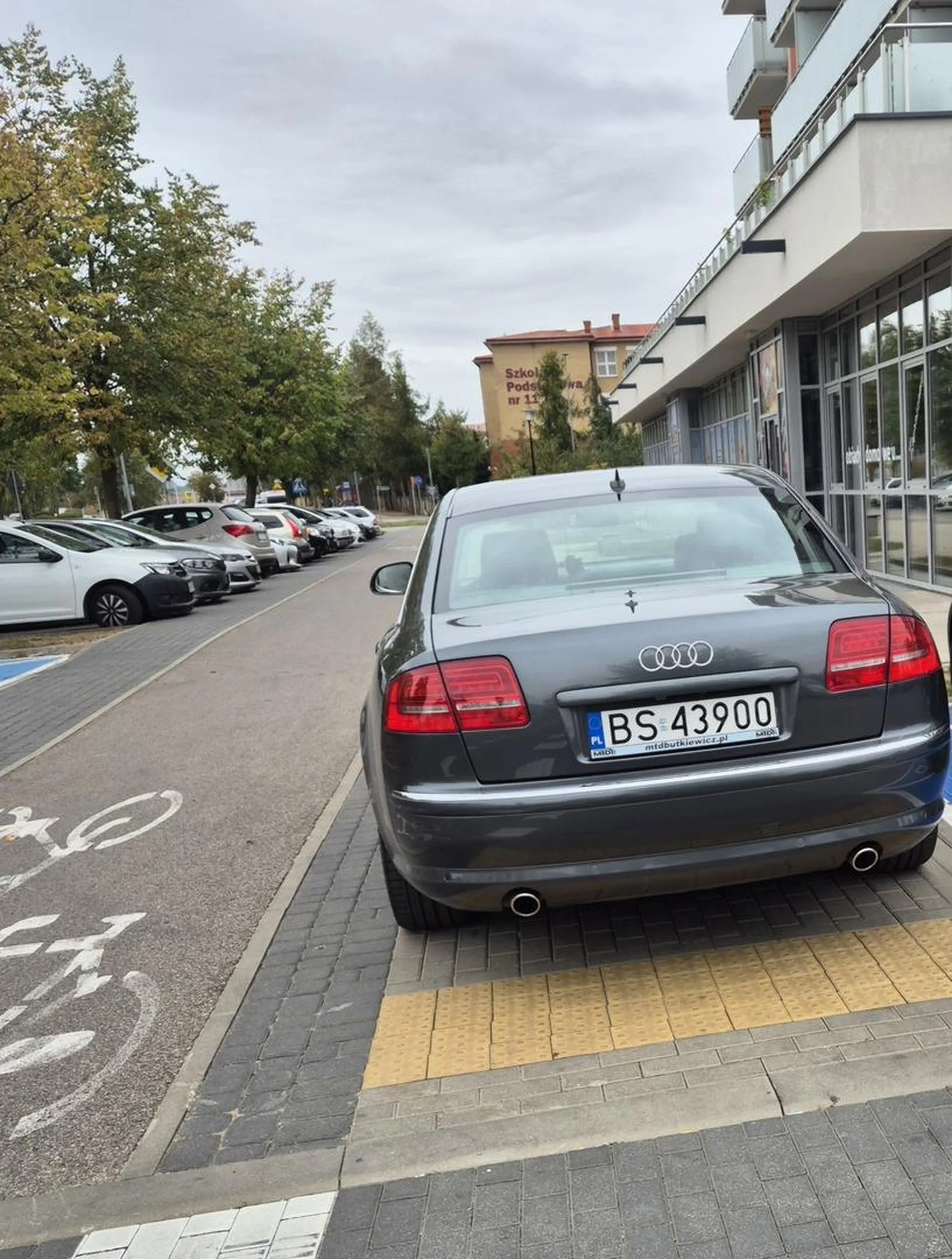 Chodnik to nie miejsce do parkowania, kierującemu radziłbym powtórzenie kursu na prawo jazdy. Szkoda że akurat nie miałem w kieszeni karnego kutasa.