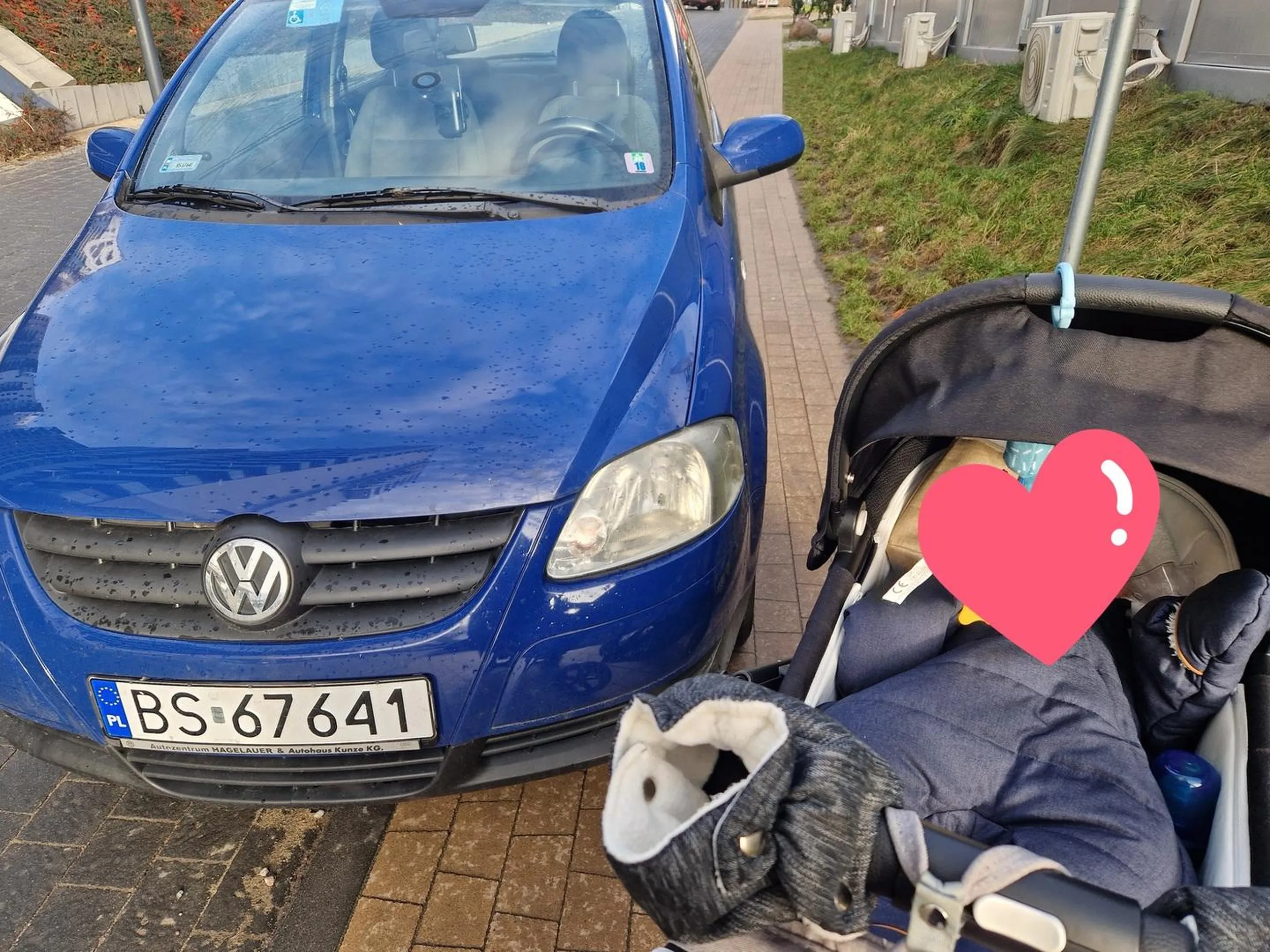 Dziewczyna parkuje przede mną (strefa zamieszkania), wychodzi z auta i bezrefleksyjnie się rozgląda - mimo że stoje dosłownie przed jej samochodem. Przestałam liczyć na jej domyślność i inteligencję, więc pytam grzecznie jak jej zdaniem mam przejść chodnikiem. Odpowiedź "Oj przepraszam, ja na chwilę". I poleciała? Bezmyślność i bezczelność młodych ludzi mnie zadziwia. Przecież tej dziewczynie powinni zabrać prawo jazdy nie za jakieś straszne wykroczenie tylko za całkowity brak mózgu!