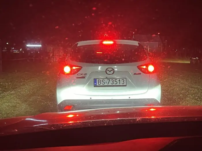 Autem kieruje paniusia, która o kulturze jazdy na zamek nie słyszała.